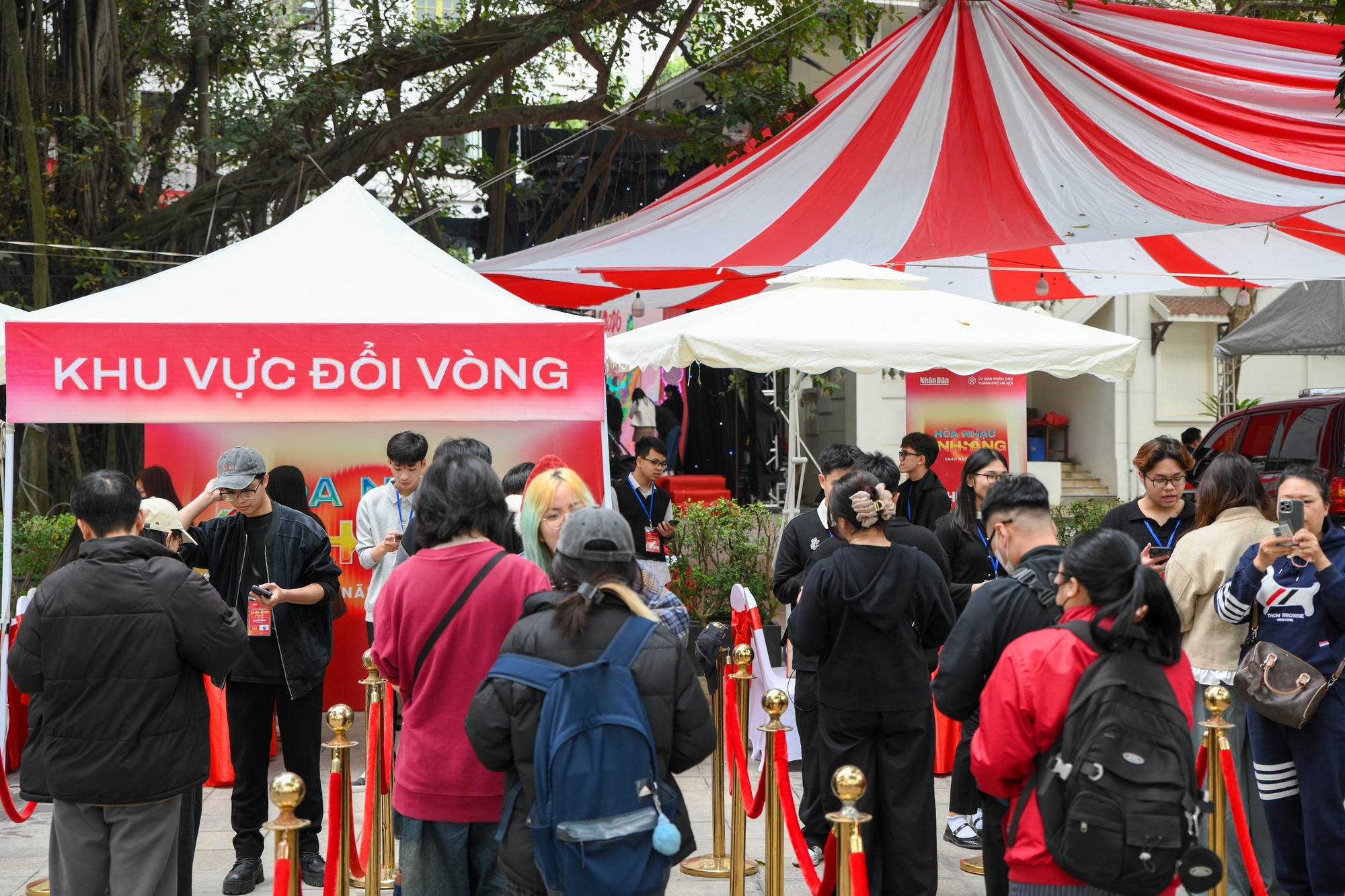 С самого утра в зоне выдачи билетов собралось большое количество жителей.