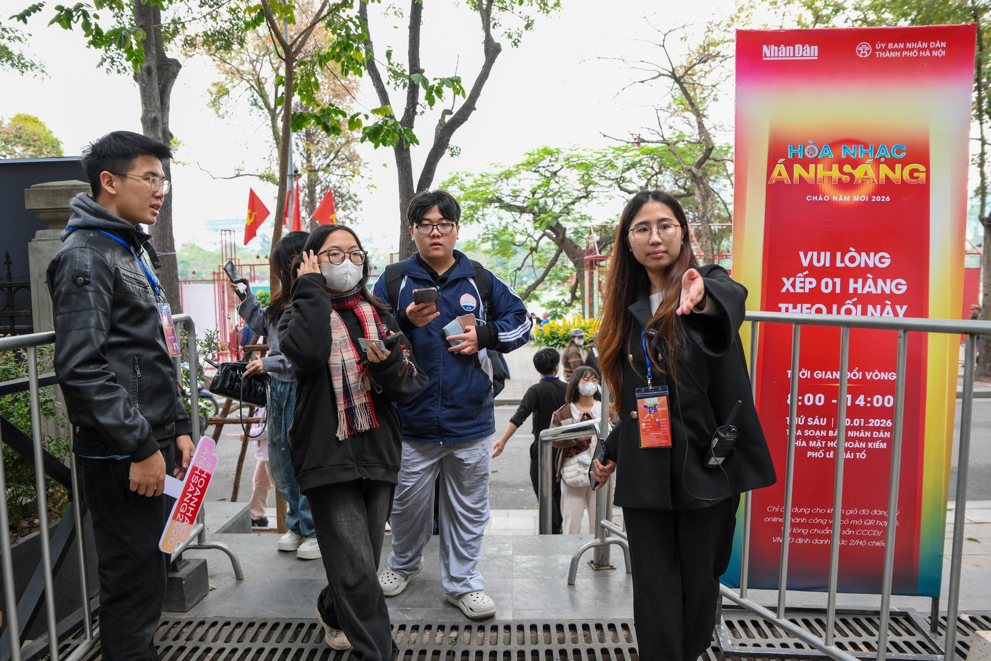 Группы молодых друзей вместе приходят за билетами.