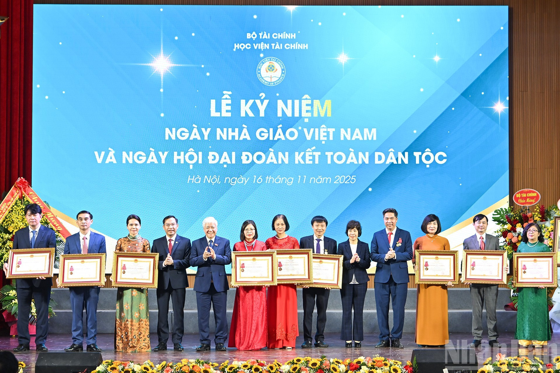 Заместитель председателя НС До Ван Тьиен вручает Ордена Труда второй и третей степеней выдающимся сотрудникам Финансовой академии.