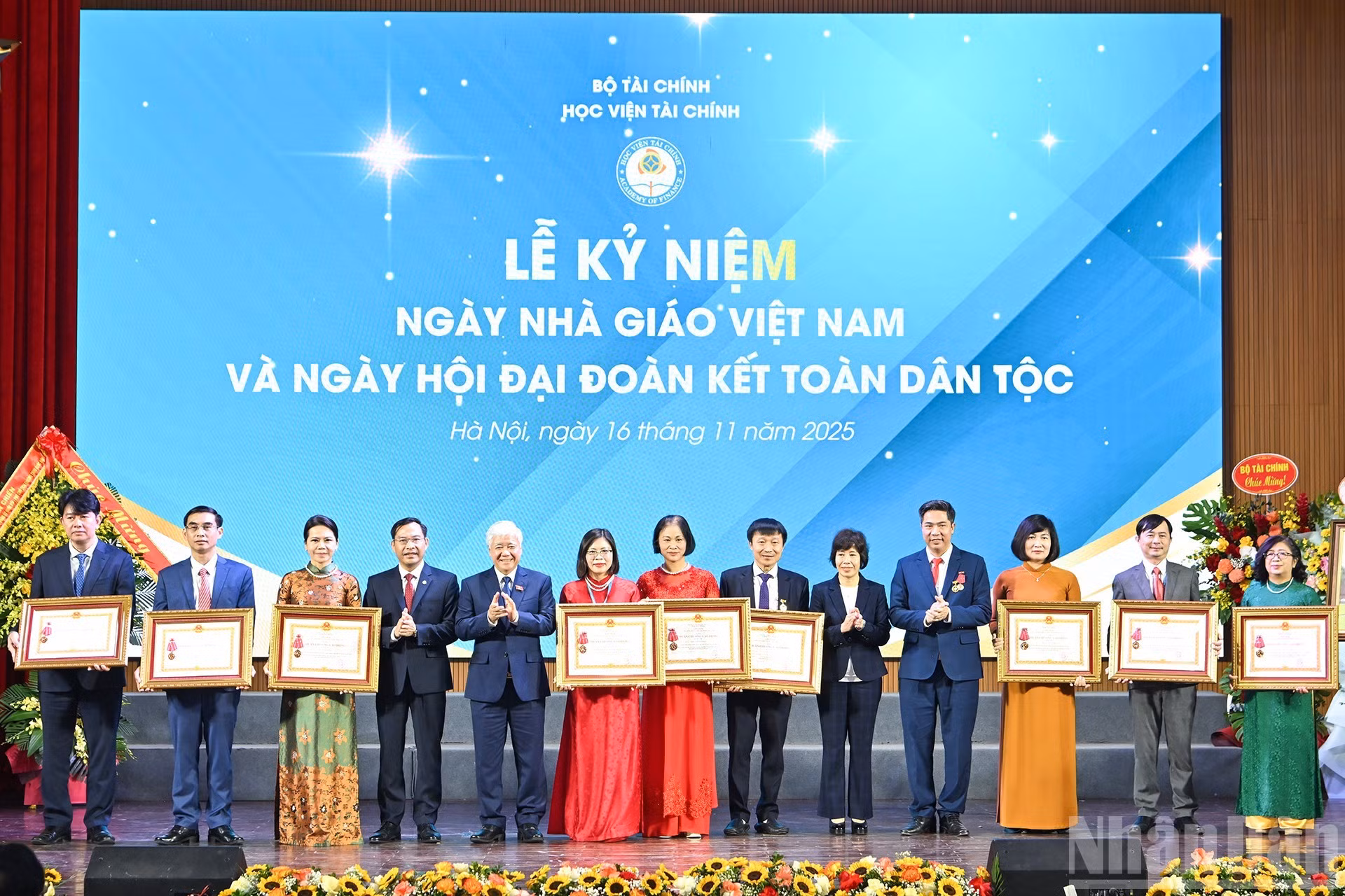 Заместитель председателя НС До Ван Тьиен вручает Ордена Труда второй и третей степеней выдающимся сотрудникам Финансовой академии.