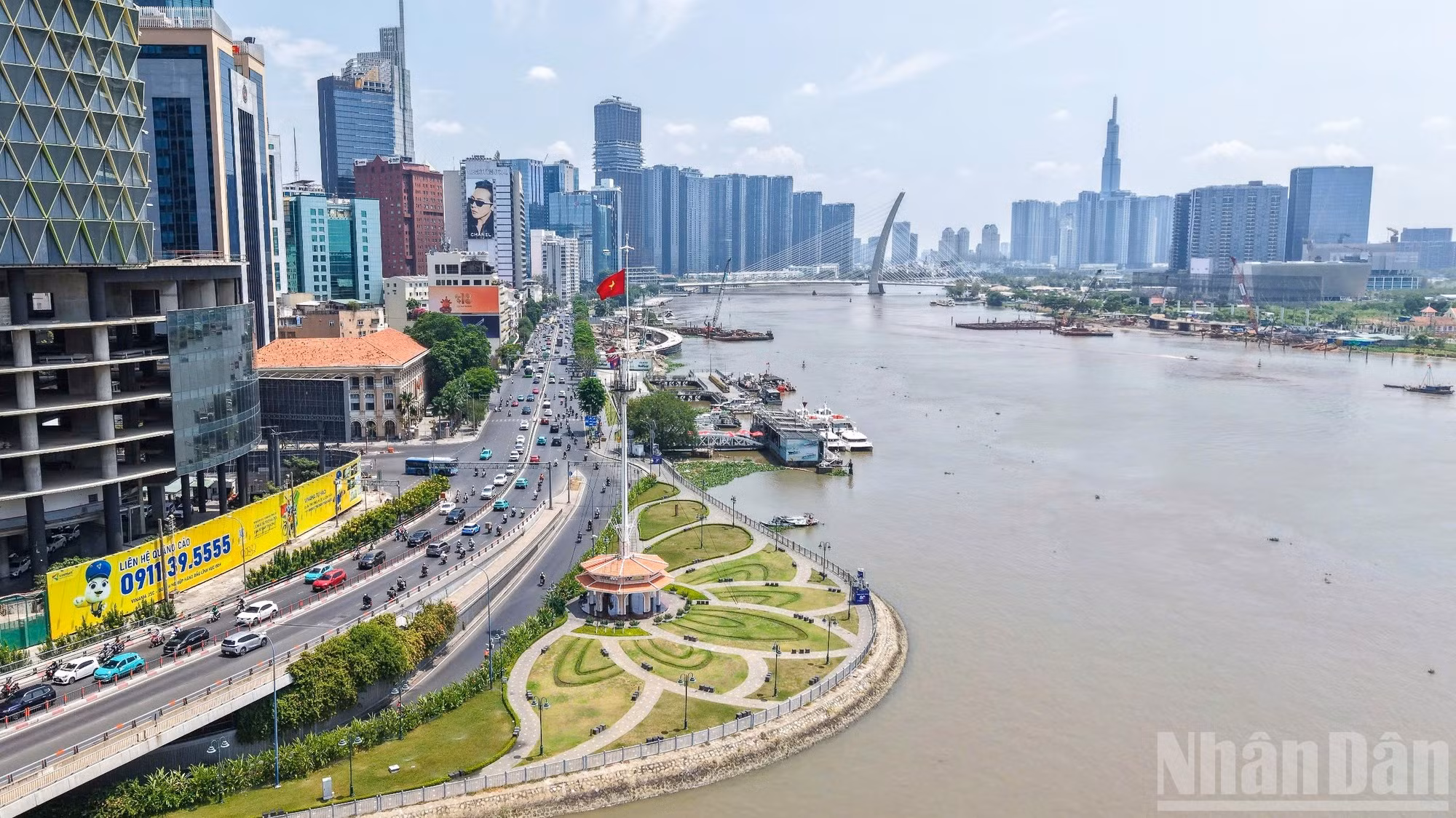 Красные флаги с золотой звездой развешаны по всему г.Хошимину, создавая атмосферу торжественности и радости.