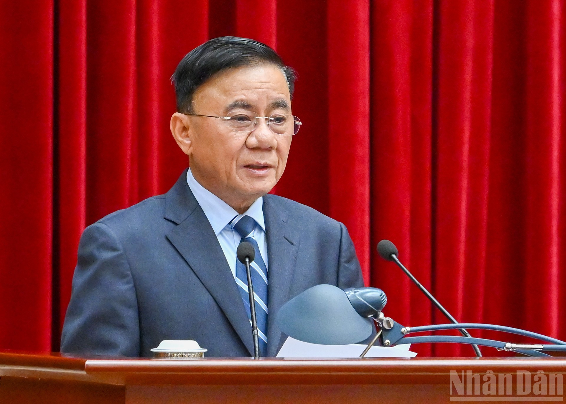 Постоянный член Секретариата ЦК КПВ Чан Кам Ту выступает с руководящей речью.