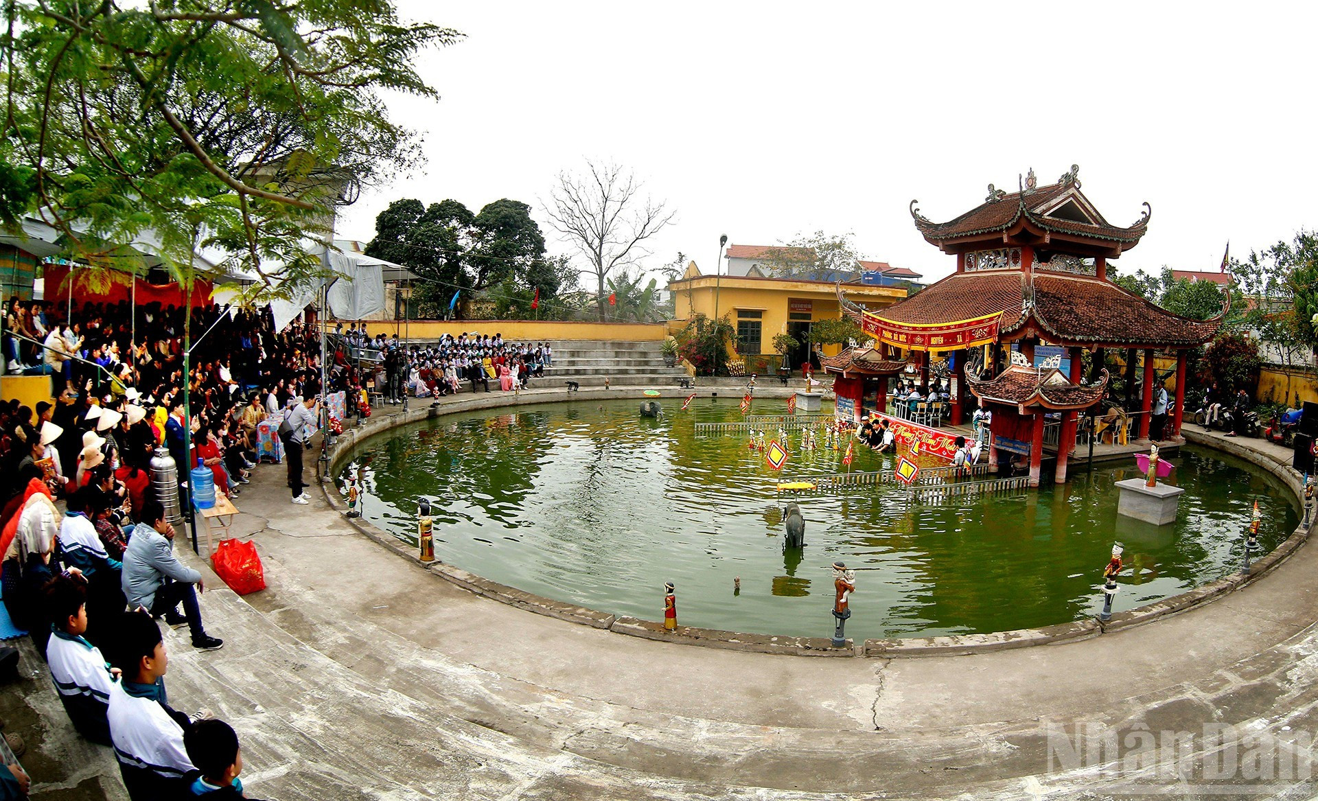 Общий план выступления учащихся основной школы Нгуенcа в водном павильоне деревни.