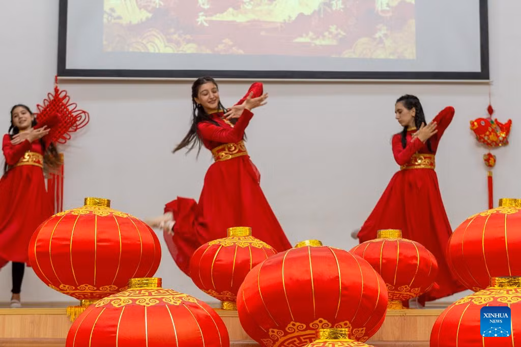 Студенты Азербайджана представляют традиционное искусство в рамках мероприятий по встрече Нового года по лунному календарю в Баку.