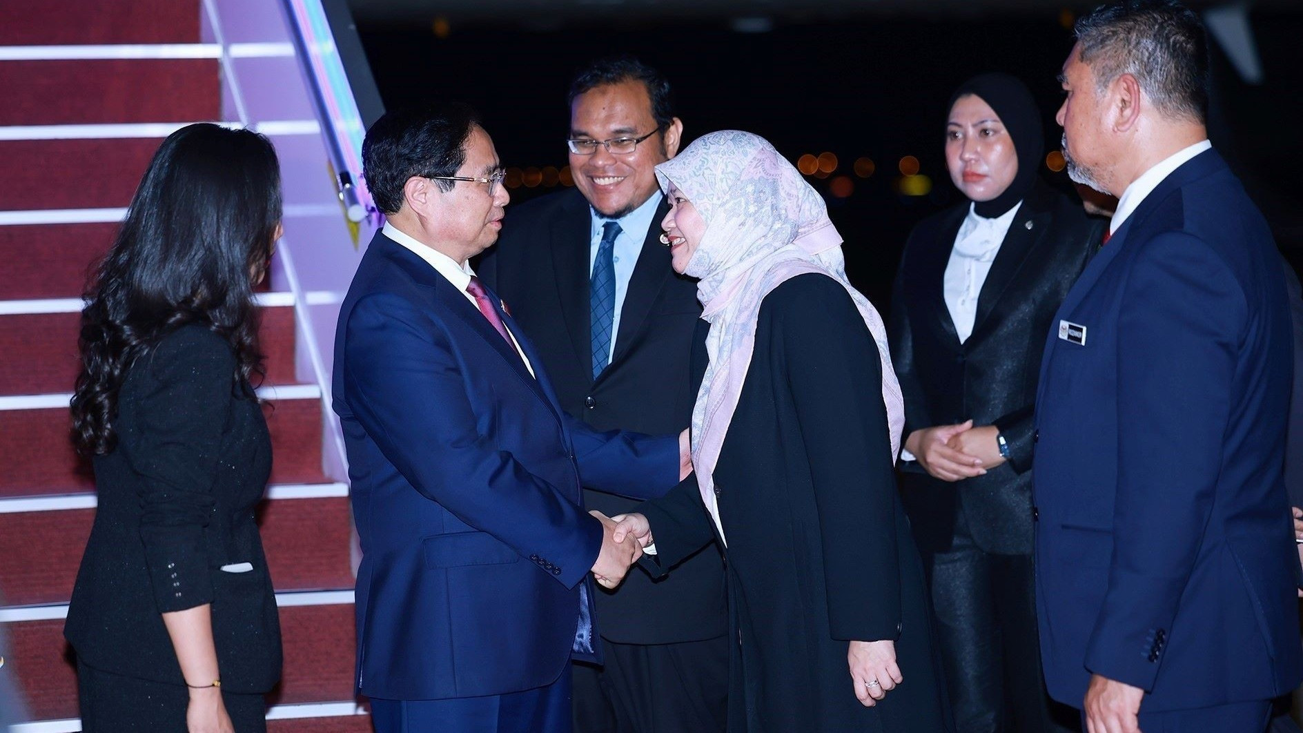 Церемония встречи Премьер-министра Фам Минь Тьиня в международном аэропорту Куала-Лумпура. (Фото: ВИА)