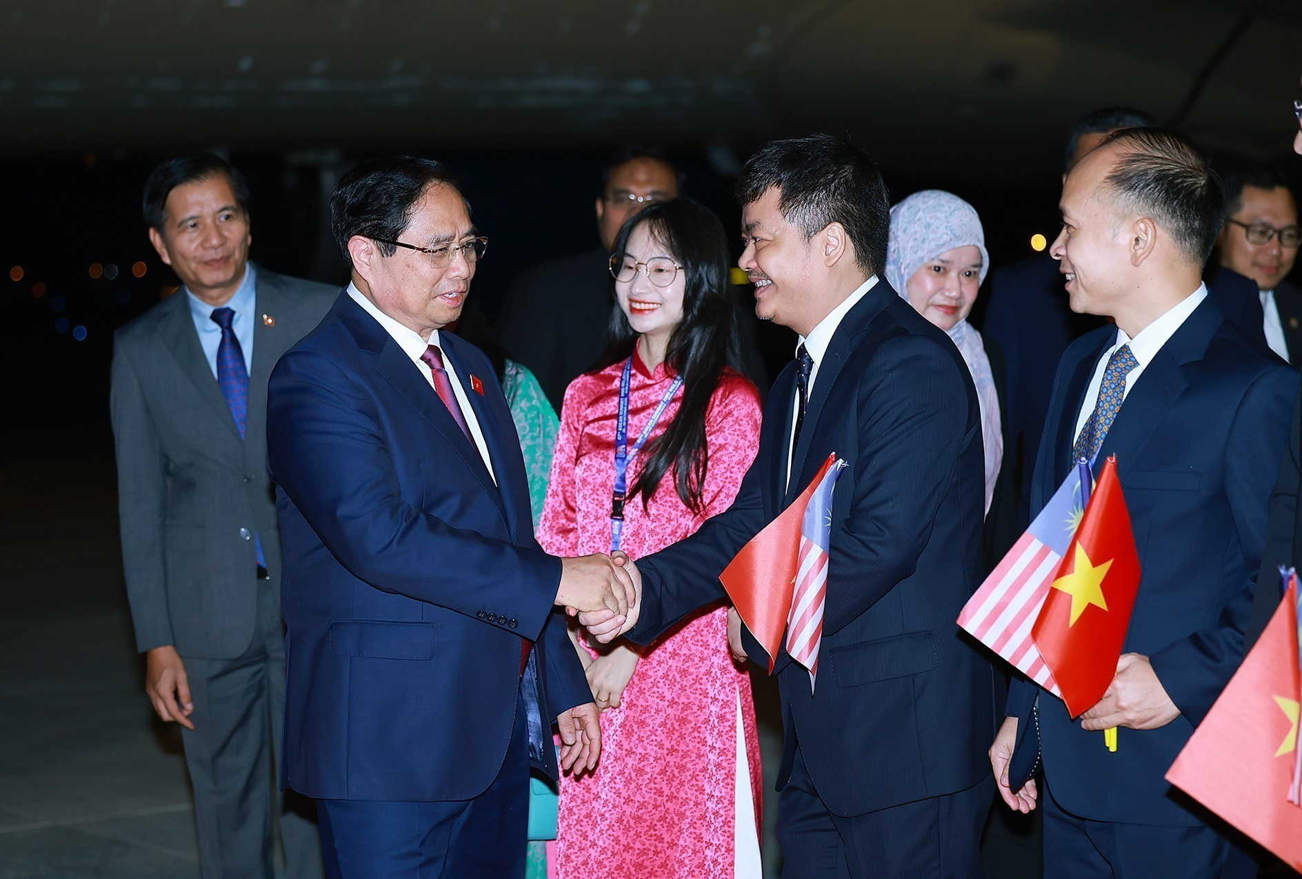 Сотрудники Посольства Вьетнама в Малайзии приветствуют Премьер-министра Фам Минь Тьиня. (Фото: ВИА)