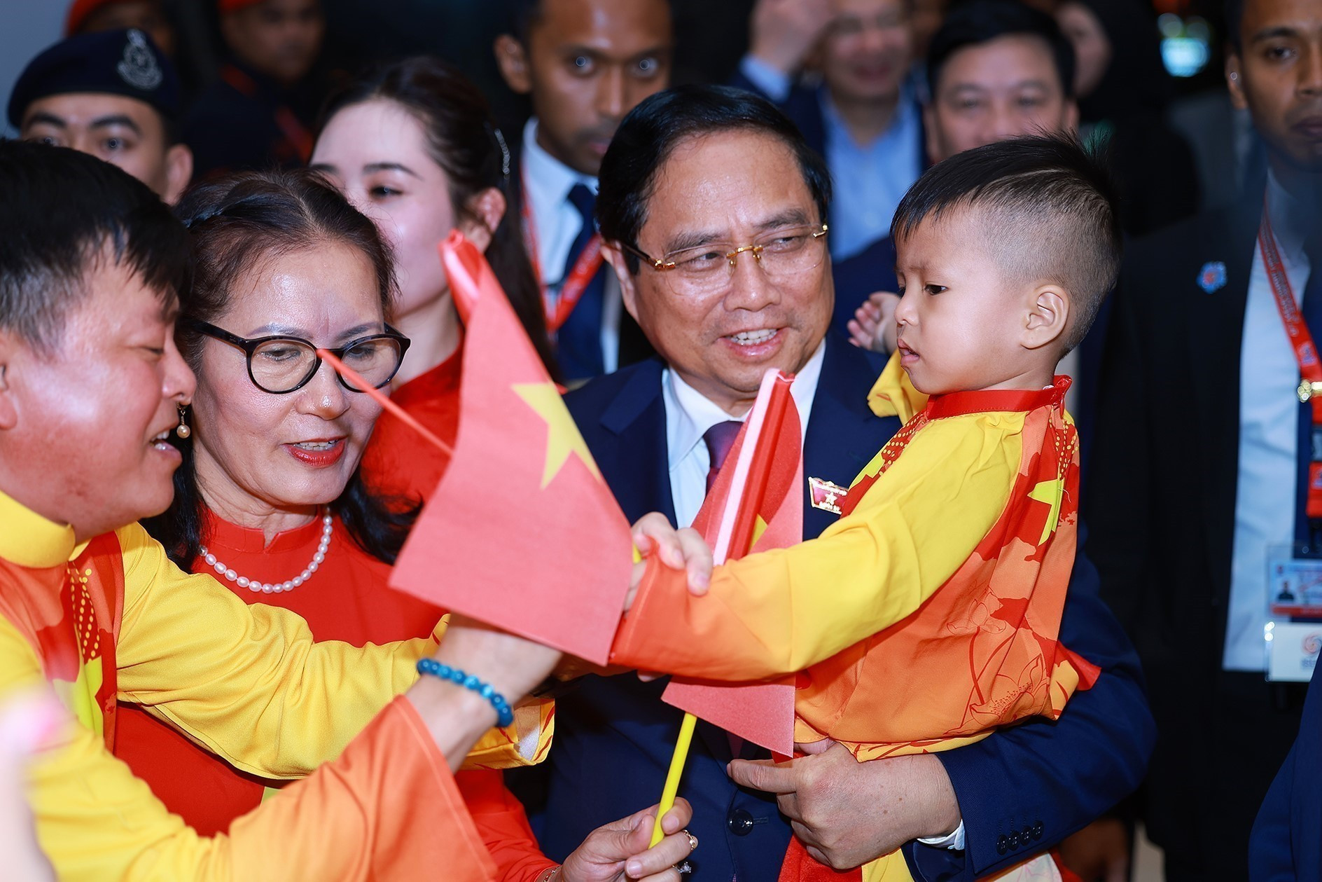 Сотрудники Посольства Вьетнама в Малайзии приветствуют Премьер-министра Фам Минь Тьиня. (Фото: ВИА)