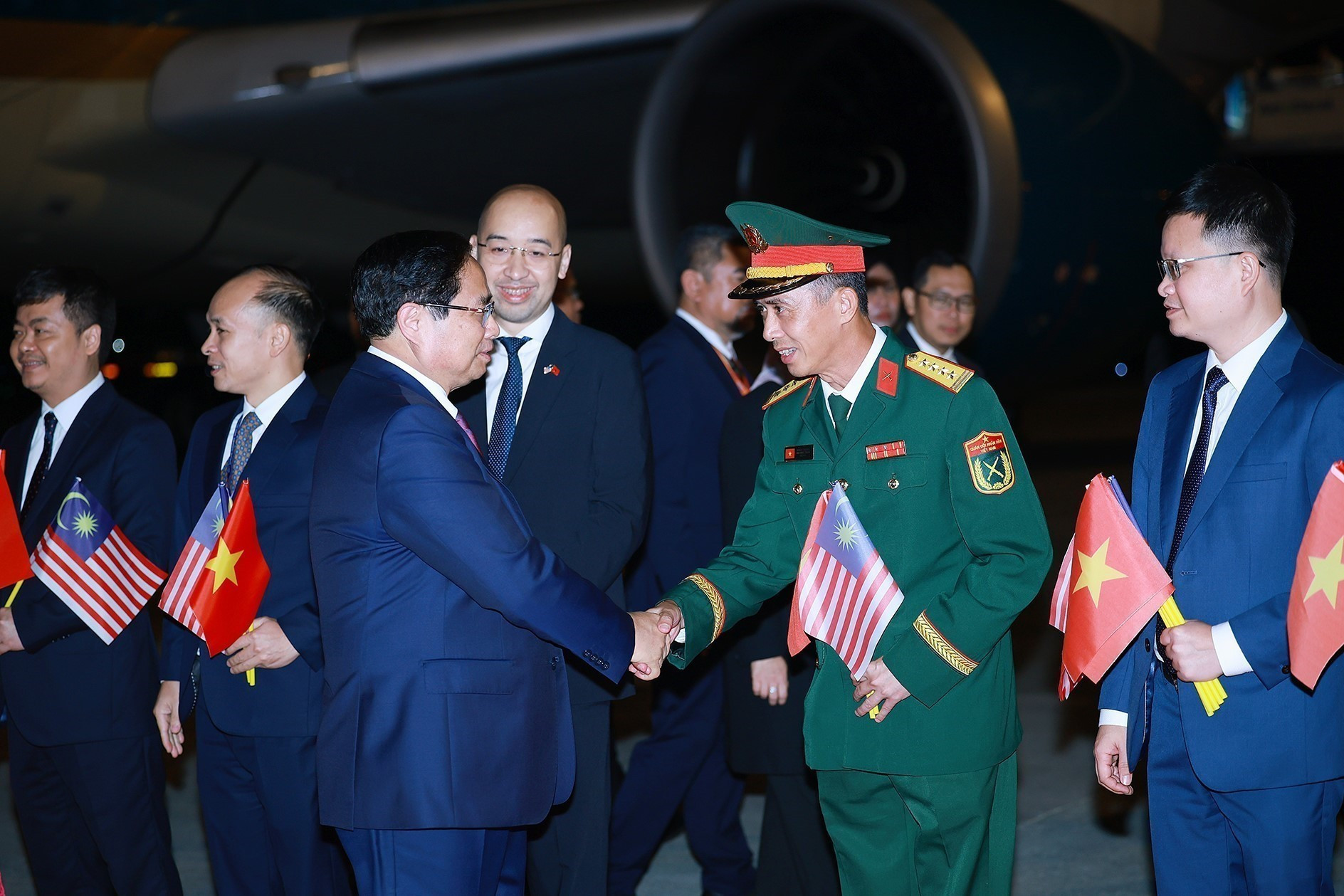 Сотрудники Посольства Вьетнама в Малайзии приветствуют Премьер-министра Фам Минь Тьиня. (Фото: ВИА)