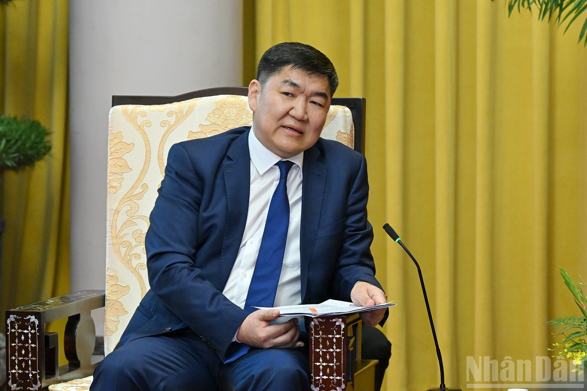 Председатель Верховного суда Монголии Ганзориг Дамдин выступает на приеме.