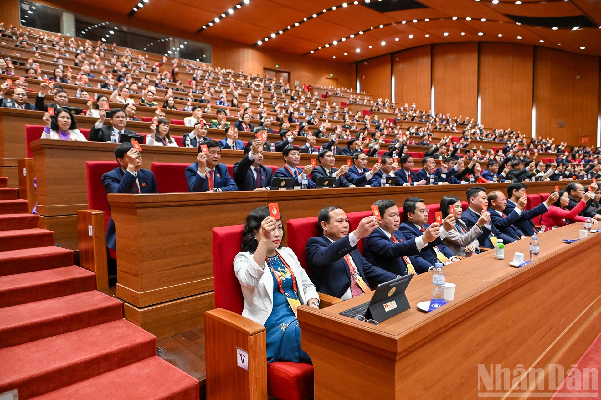 Делегаты голосуют на заседании. (Фото: Зюи Линь)