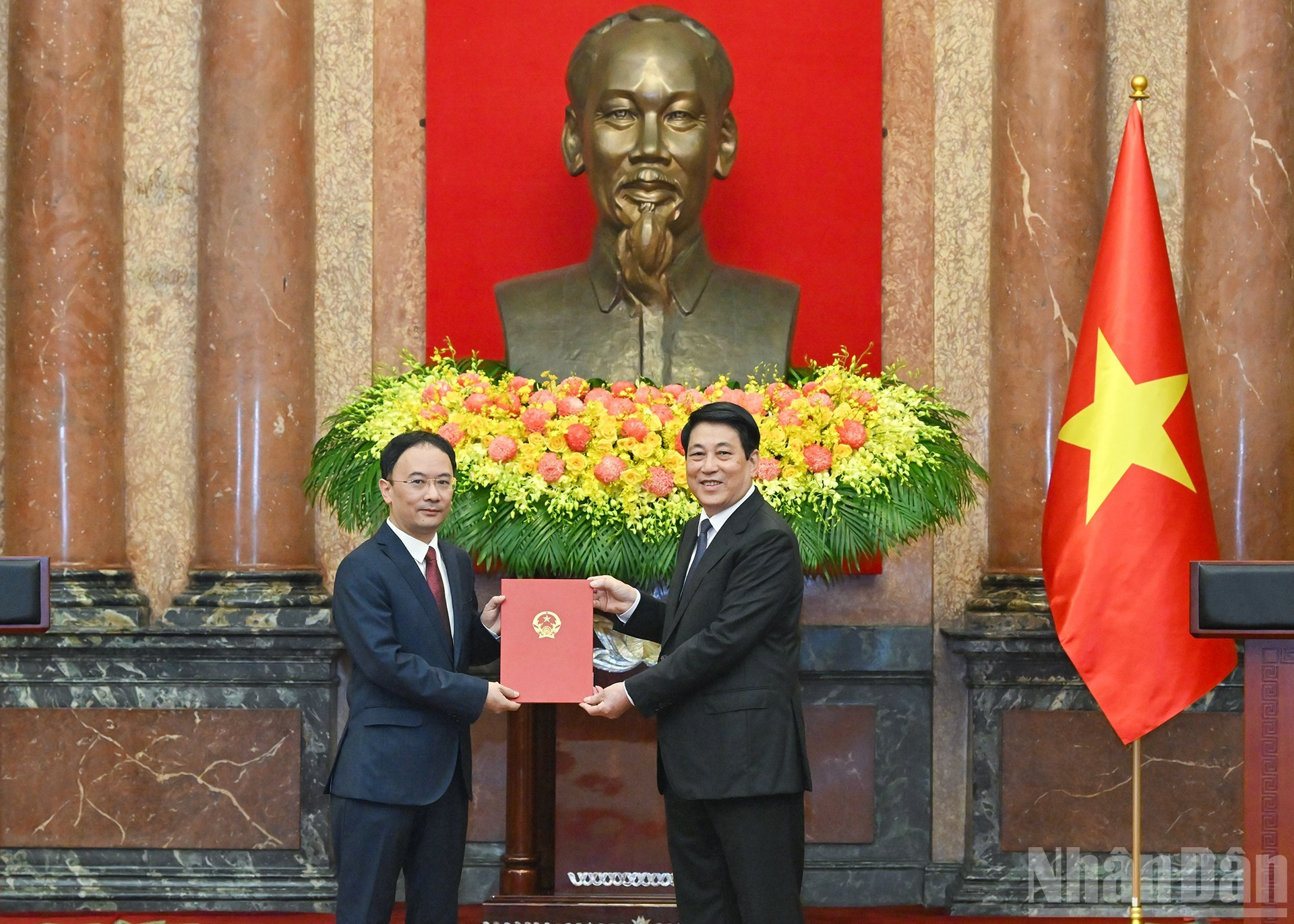 Президент Лыонг Кыонг вручает решение о назначении чрезвычайного и полномочного посла Социалистической Республики Вьетнам в Ирландской Республике.