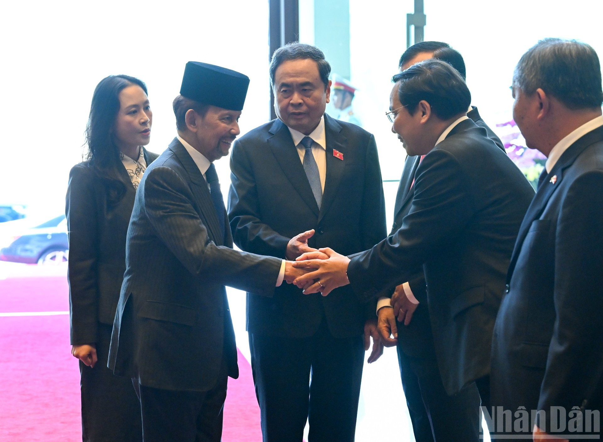 Председатель НС Чан Тхань Ман представляет Султану Хаджи Хассаналу Болкиаху делегацию Национального собрания Вьетнама.