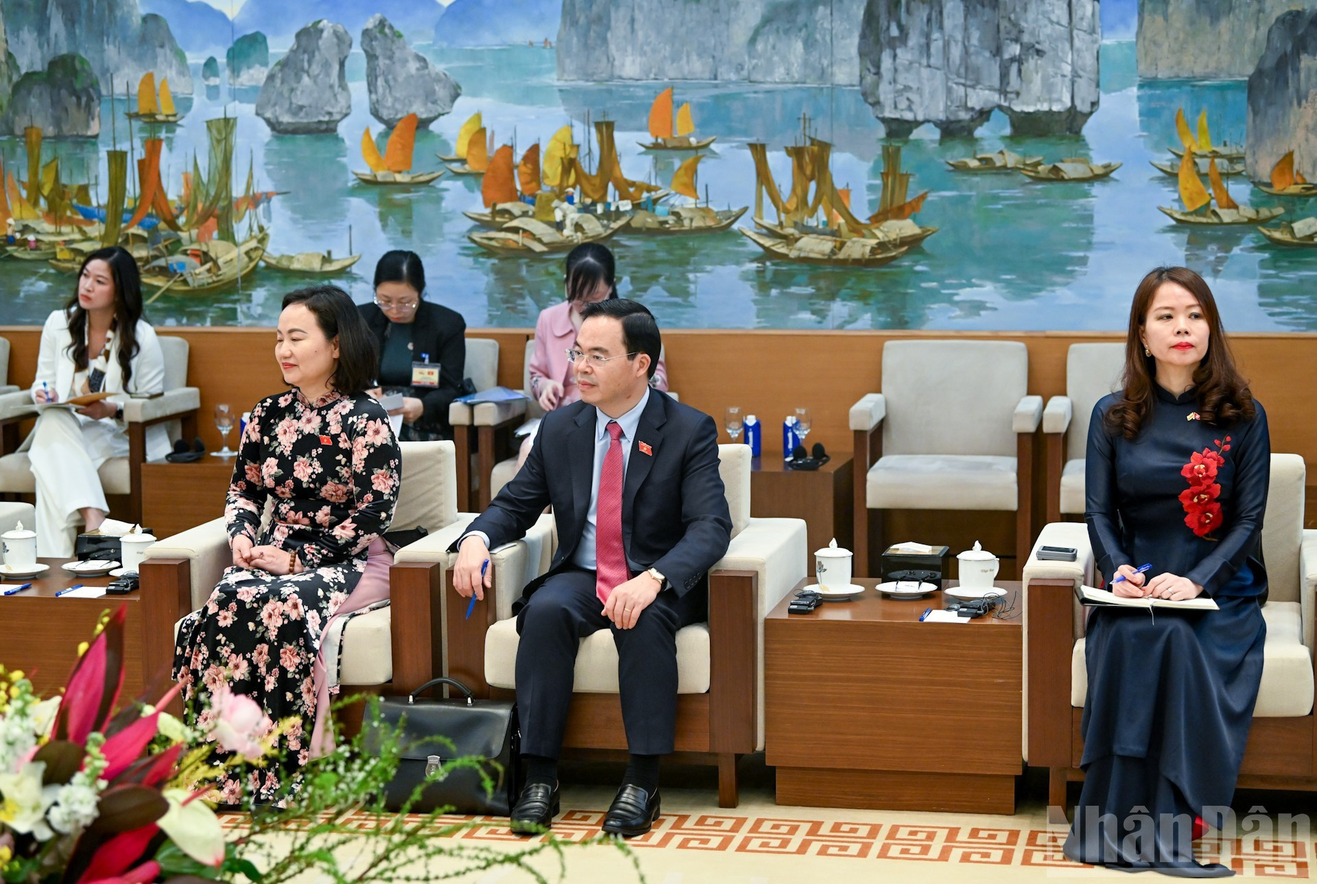 Депутаты Национального собрания Вьетнама на встрече.