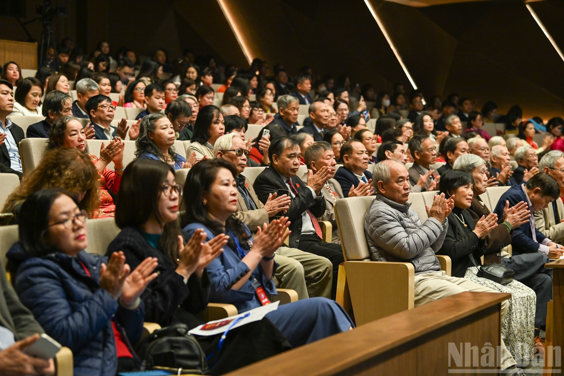 Поколения кадровых работников, государственных служащих и работников Государственного политического издательства «Правда» на церемонии.