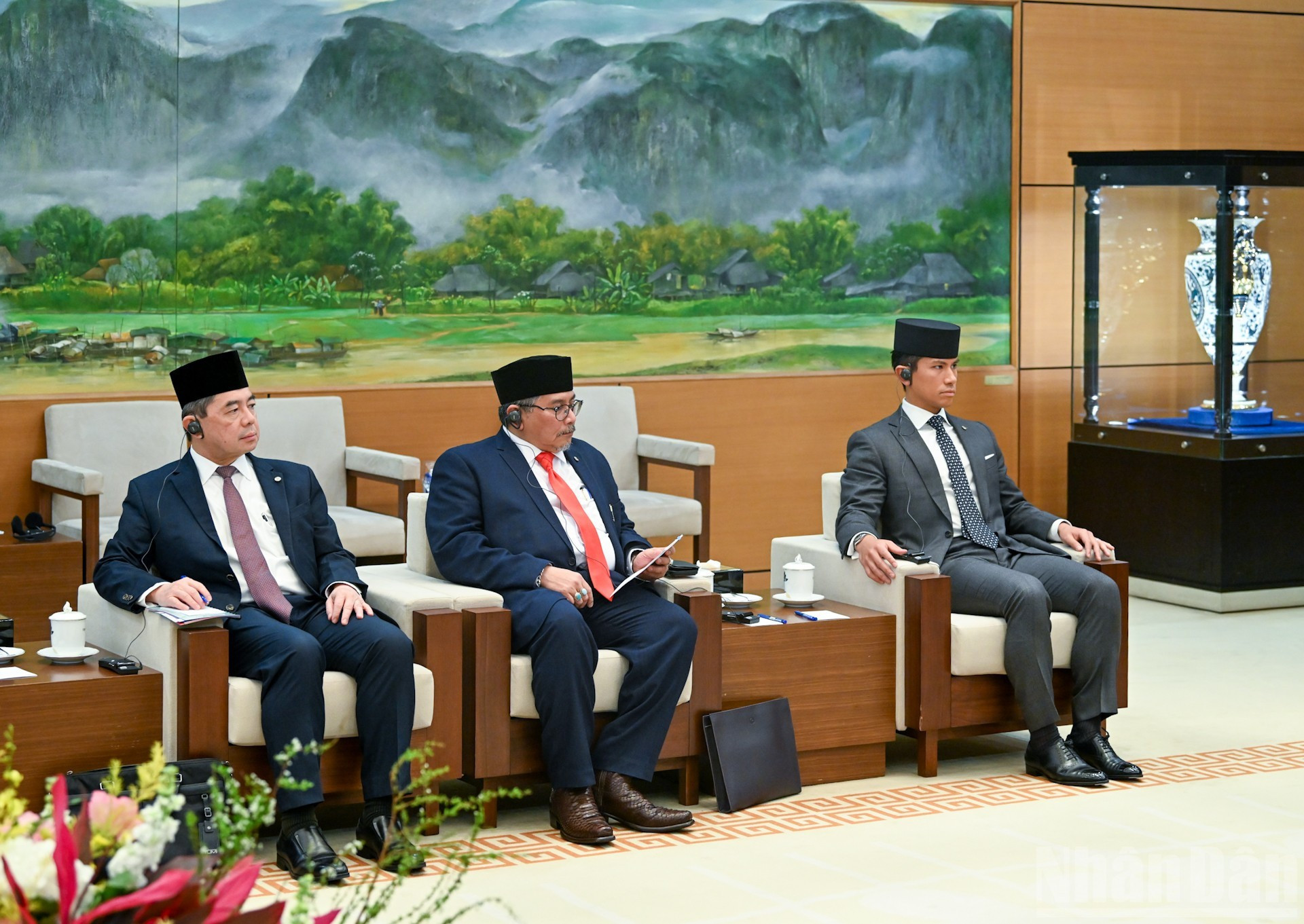 Чиновники, сопровождающие Султана Брунея Хаджи Хассанала Болкиаха, на встрече.