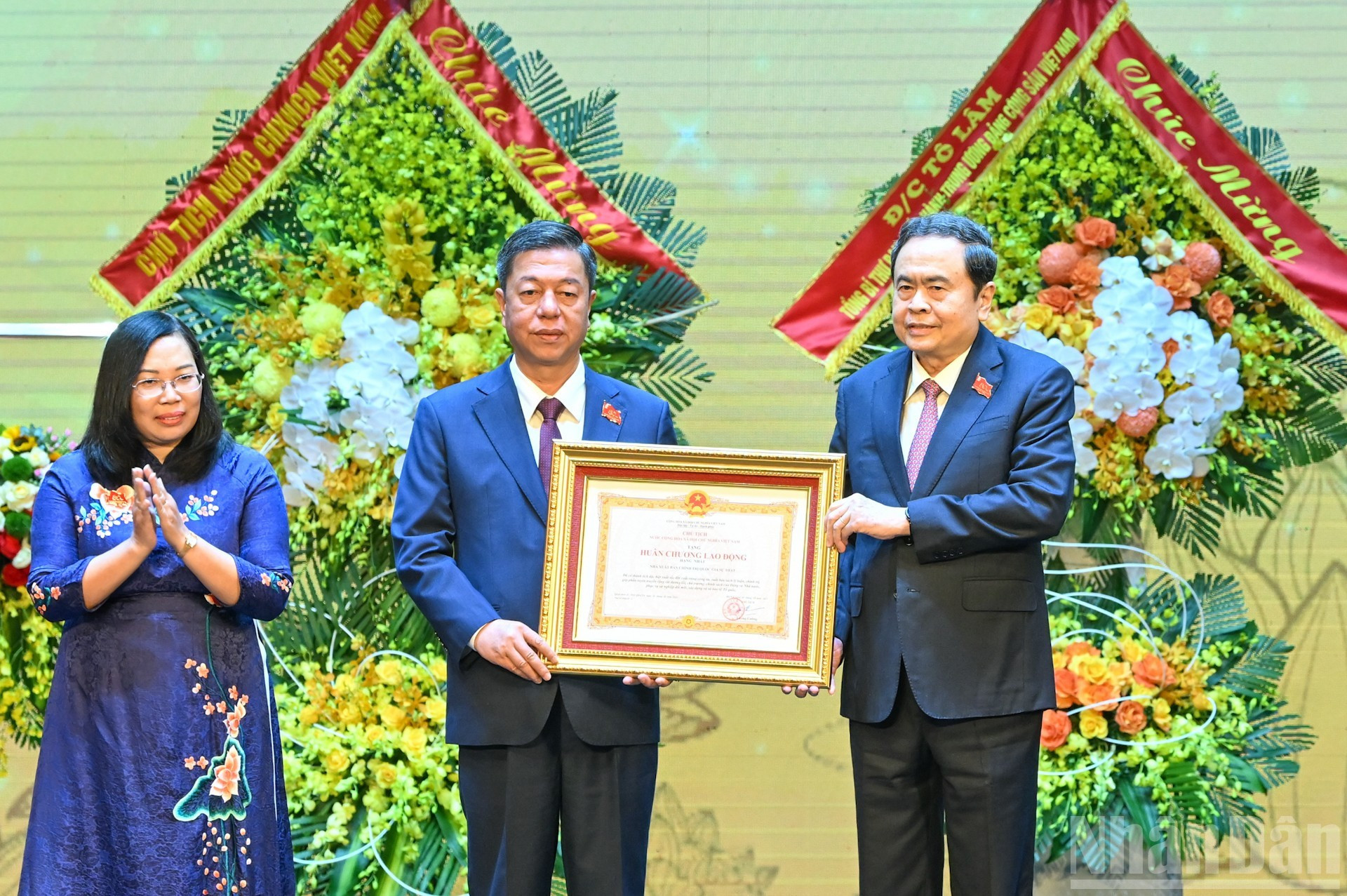 Председатель НС Чан Тхань Ман вручает Орден Труда первой степени Государственному политическому издательству «Правда».