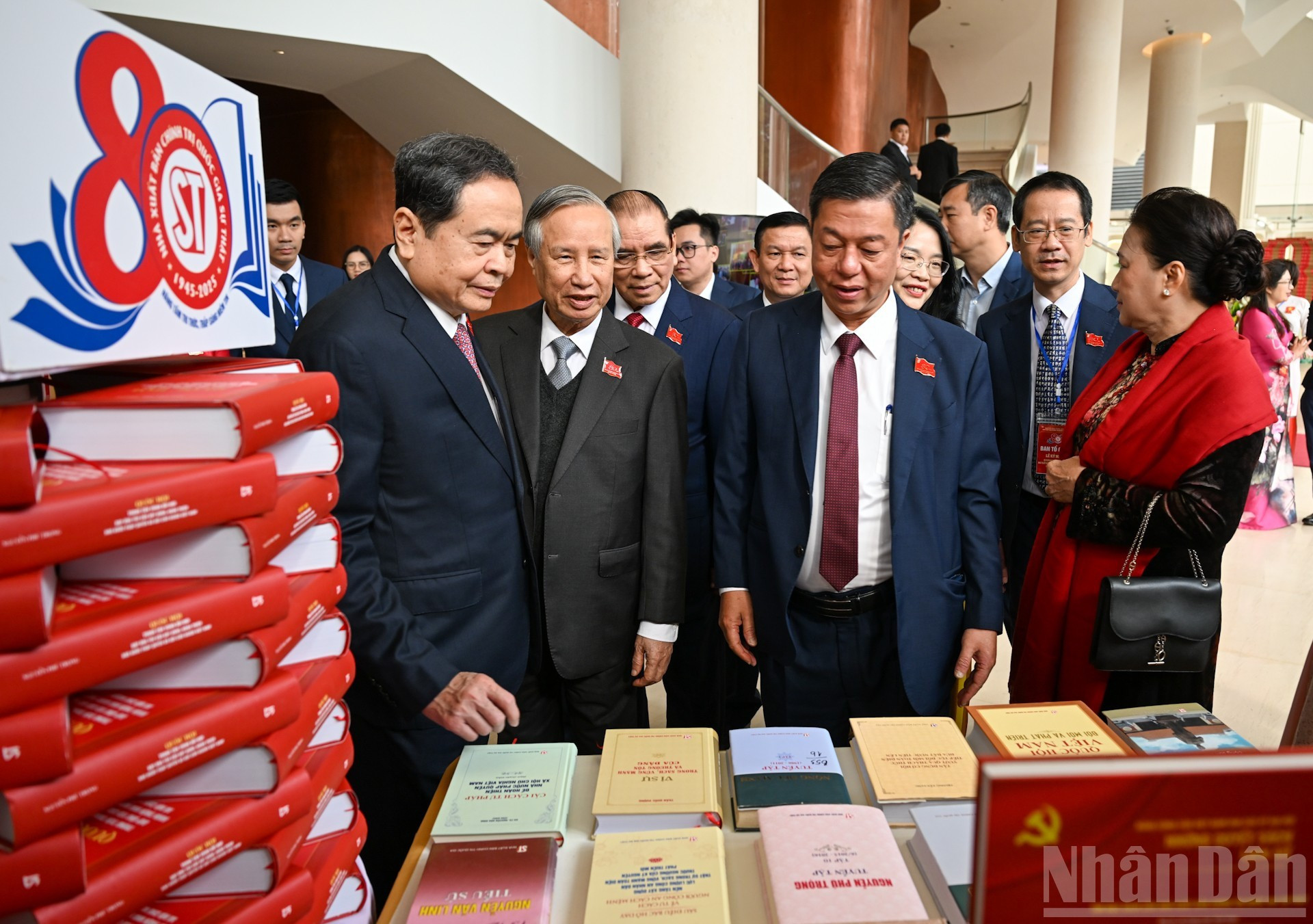 Председатель НС Чан Тхань Ман и делегаты осматривают книжную экспозицию Издательства на торжественном мероприятии.