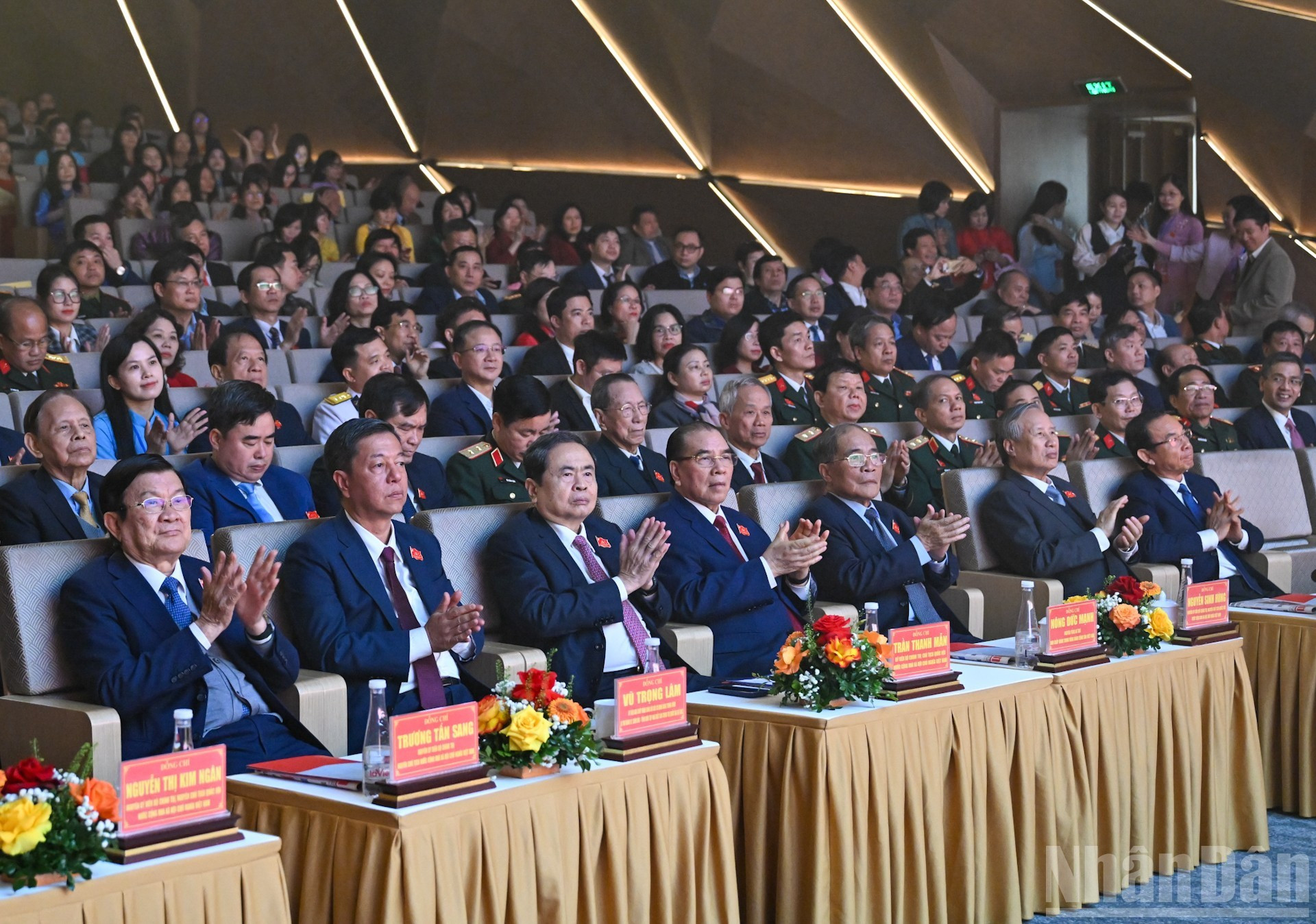 Действующие и бывшие руководители Партии и Государства участвуют в церемонии.