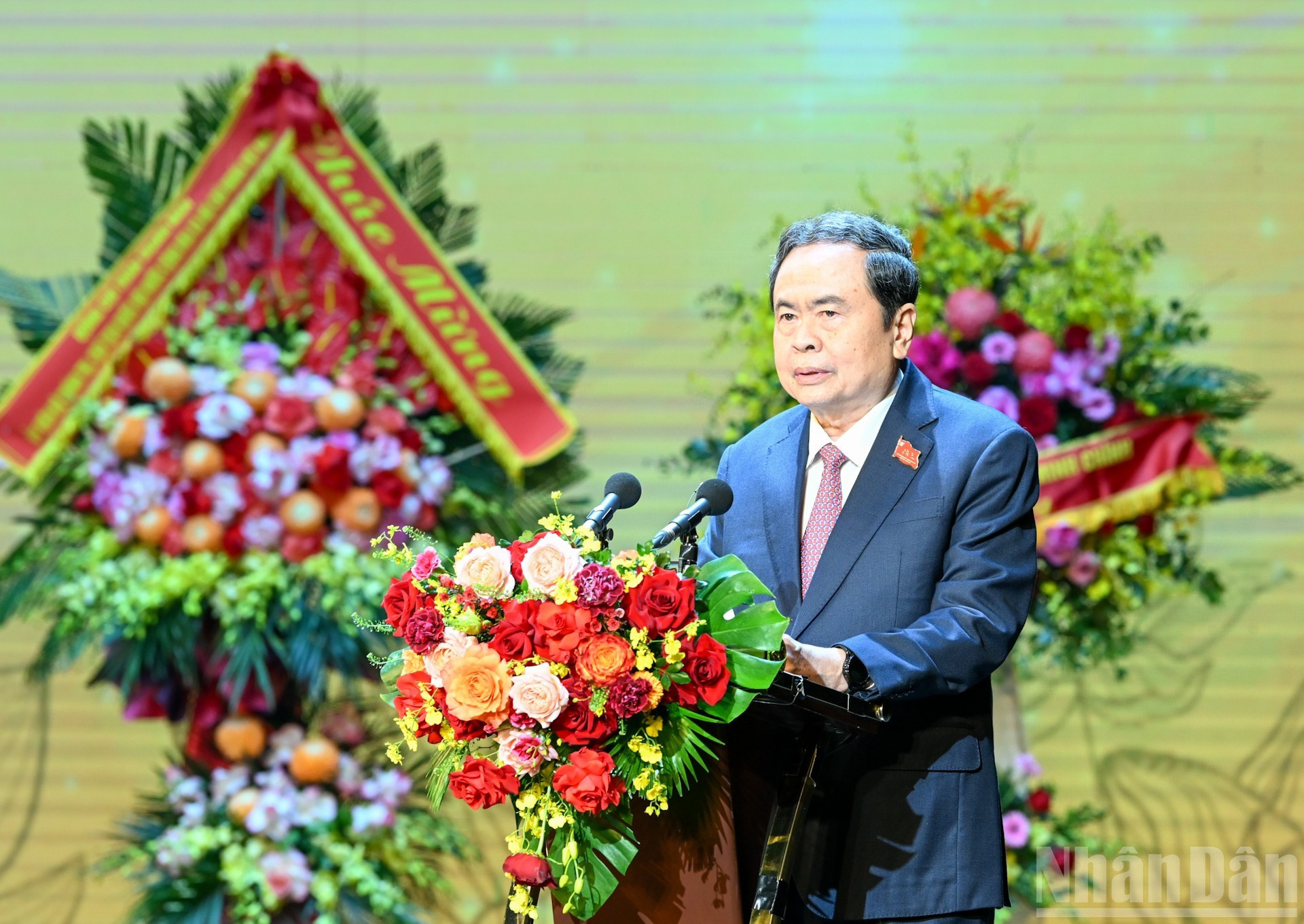 Председатель НС Чан Тхань Ман выступает на торжественном мероприятии.