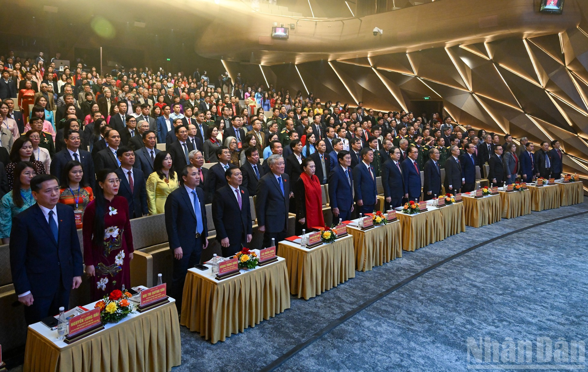 Делегаты выполняют ритуал приветствия флага на торжественном мероприятии.