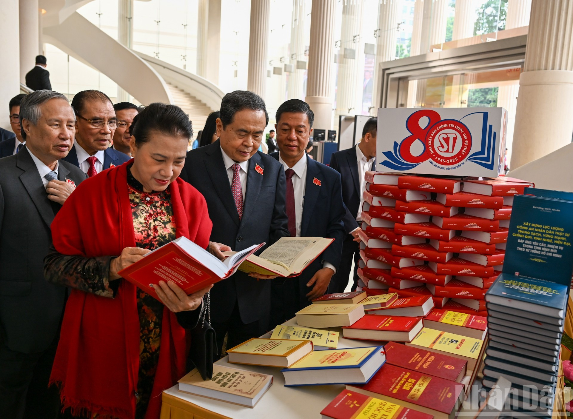 Председатель НС Чан Тхань Ман и делегаты осматривают книжную экспозицию Издательства на торжественном мероприятии.