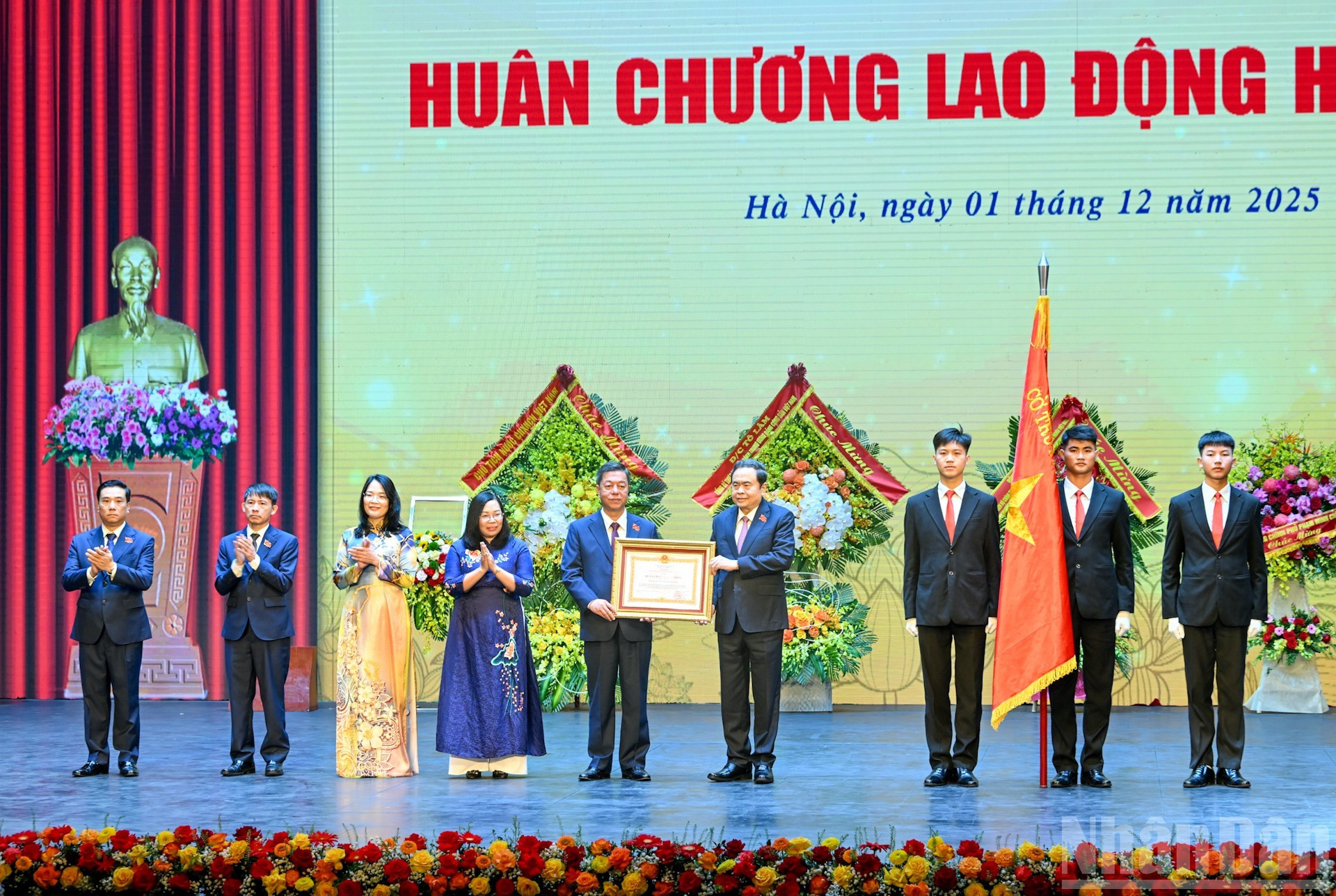 Председатель НС Чан Тхань Ман вручает Орден Труда первой степени Государственному политическому издательству «Правда».