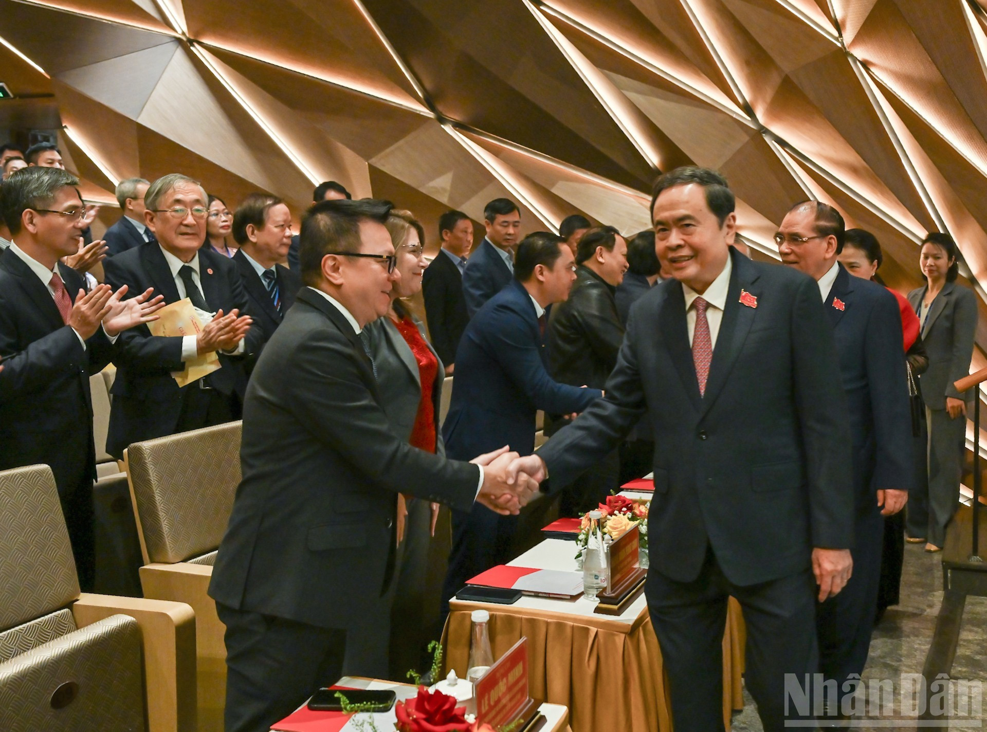 Председатель НС Чан Тхань Ман с делегатами, участвующими в мероприятии.