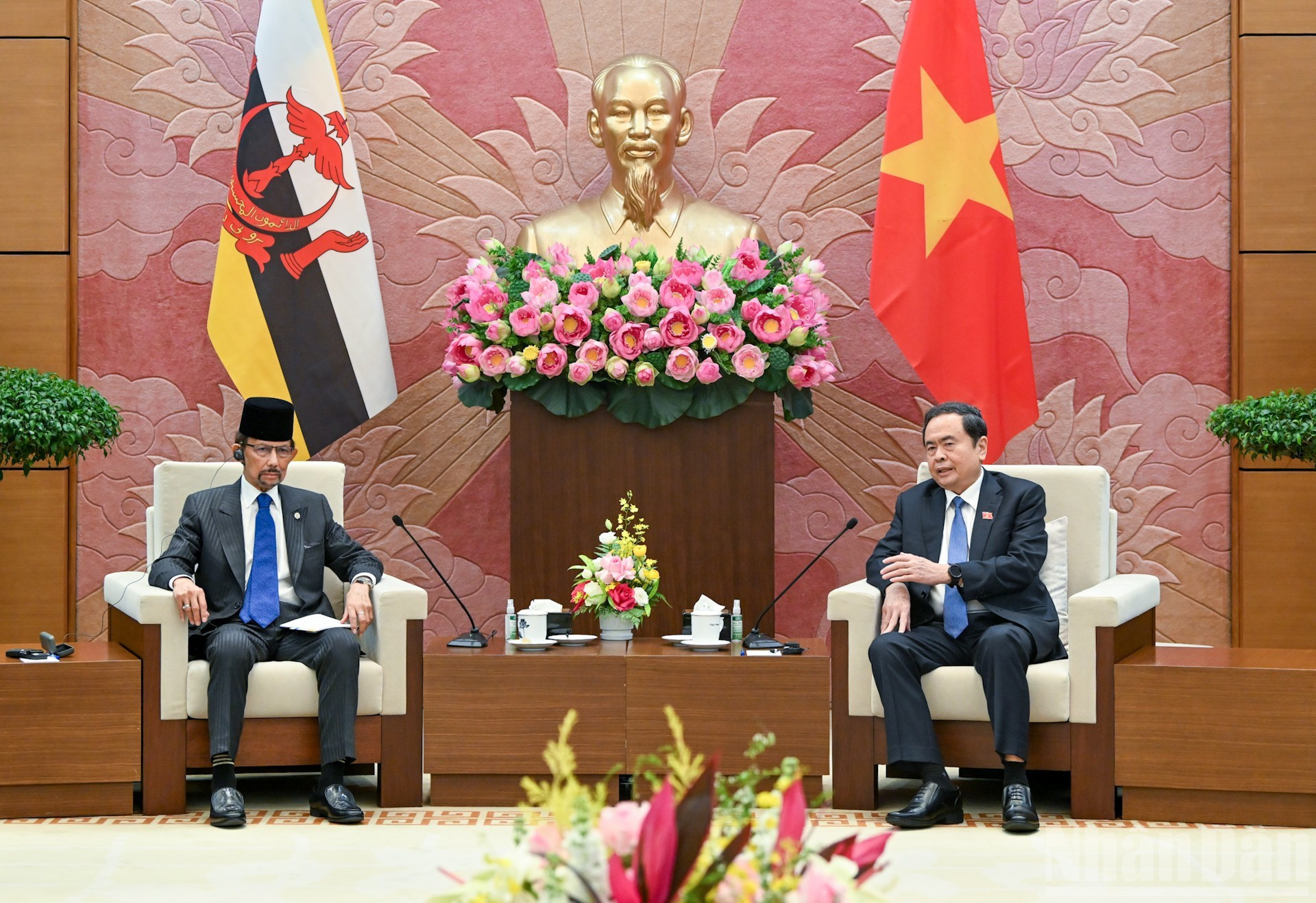 Председатель НС Чан Тхань Ман проводит встречу с Султаном Брунея Хаджи Хассаналом Болкиахом.