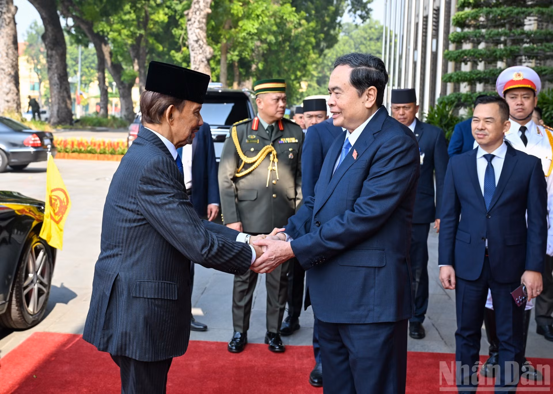 Председатель НС Чан Тхань Ман приветствует Султана Брунея Хаджи Хассанала Болкиаха.