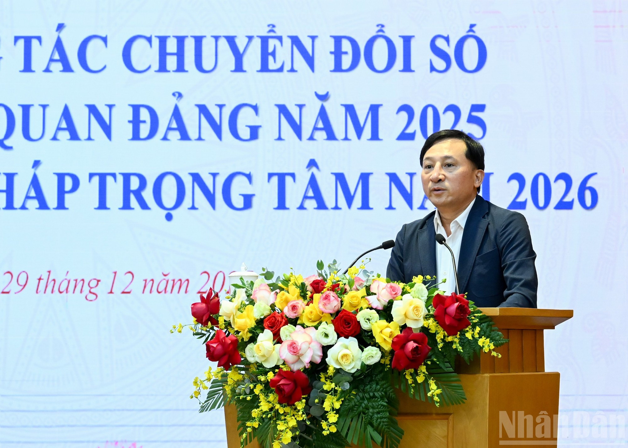 Заместитель председателя Контрольно-ревизионной комиссии ЦК КПВ Хоанг Чонг Хынг выступает с докладом на конференции.