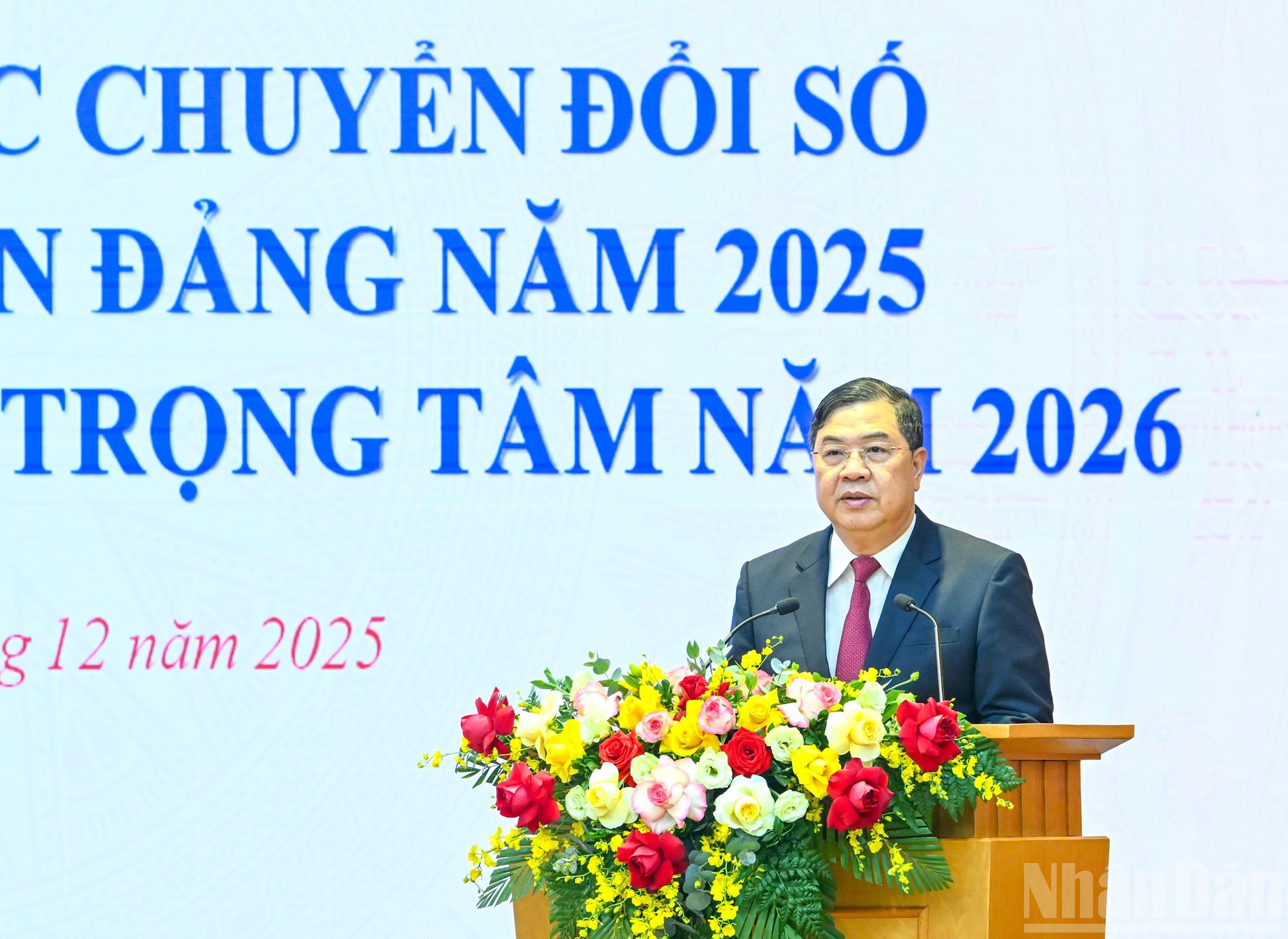 Заведующий Канцелярией ЦК КПВ Фам Зя Тук выступает со вступительным словом на конференции.