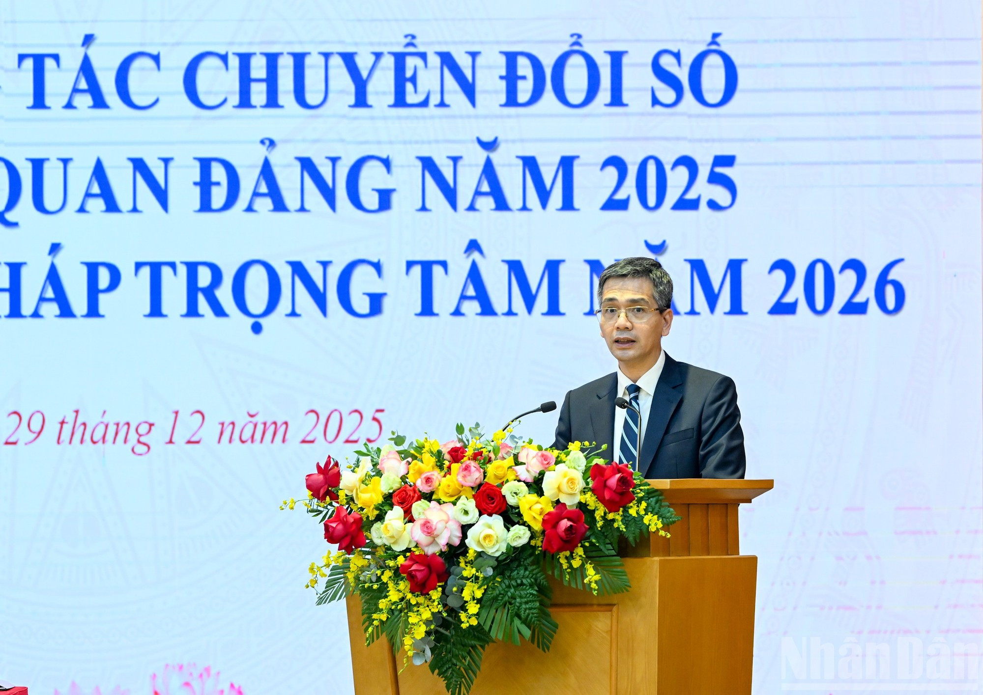 Заместитель заведующего Канцелярией ЦК КПВ Во Тхань Хынг представляет доклад на конференции.