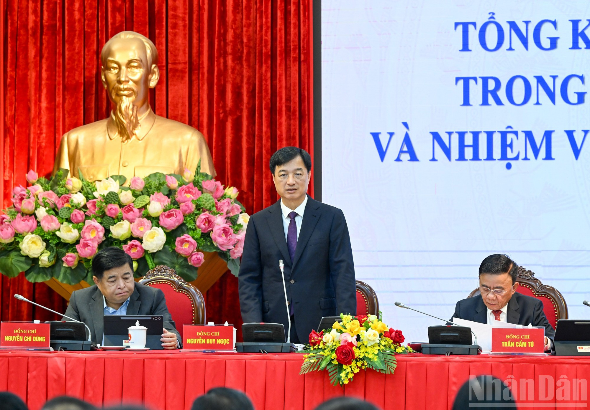 Секретарь Парткома Ханоя Нгуен Зюи Нгок, заместитель руководителя Руководящего комитета по цифровой трансформации в партийных органах, выступает на конференции.