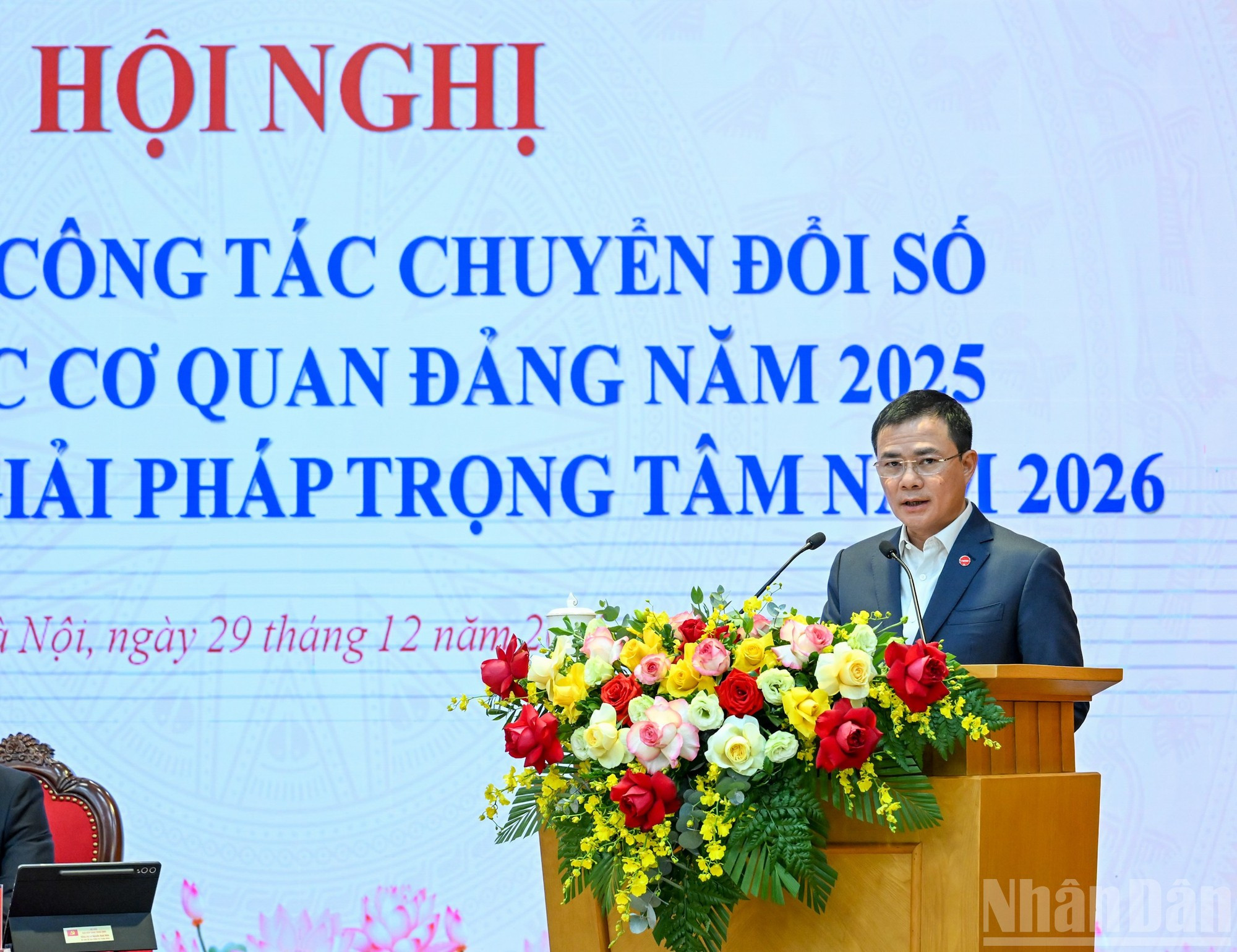 Генерал-лейтенант Тао Дык Тханг, председатель корпорации Viettel, выступает с докладом на конференции.