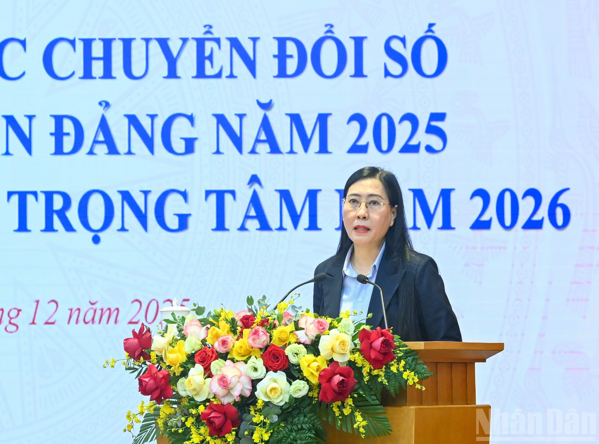 Заместитель заведующего Организационным отделом ЦК КПВ Буй Тхи Кюинь Ван выступает с докладом на конференции.