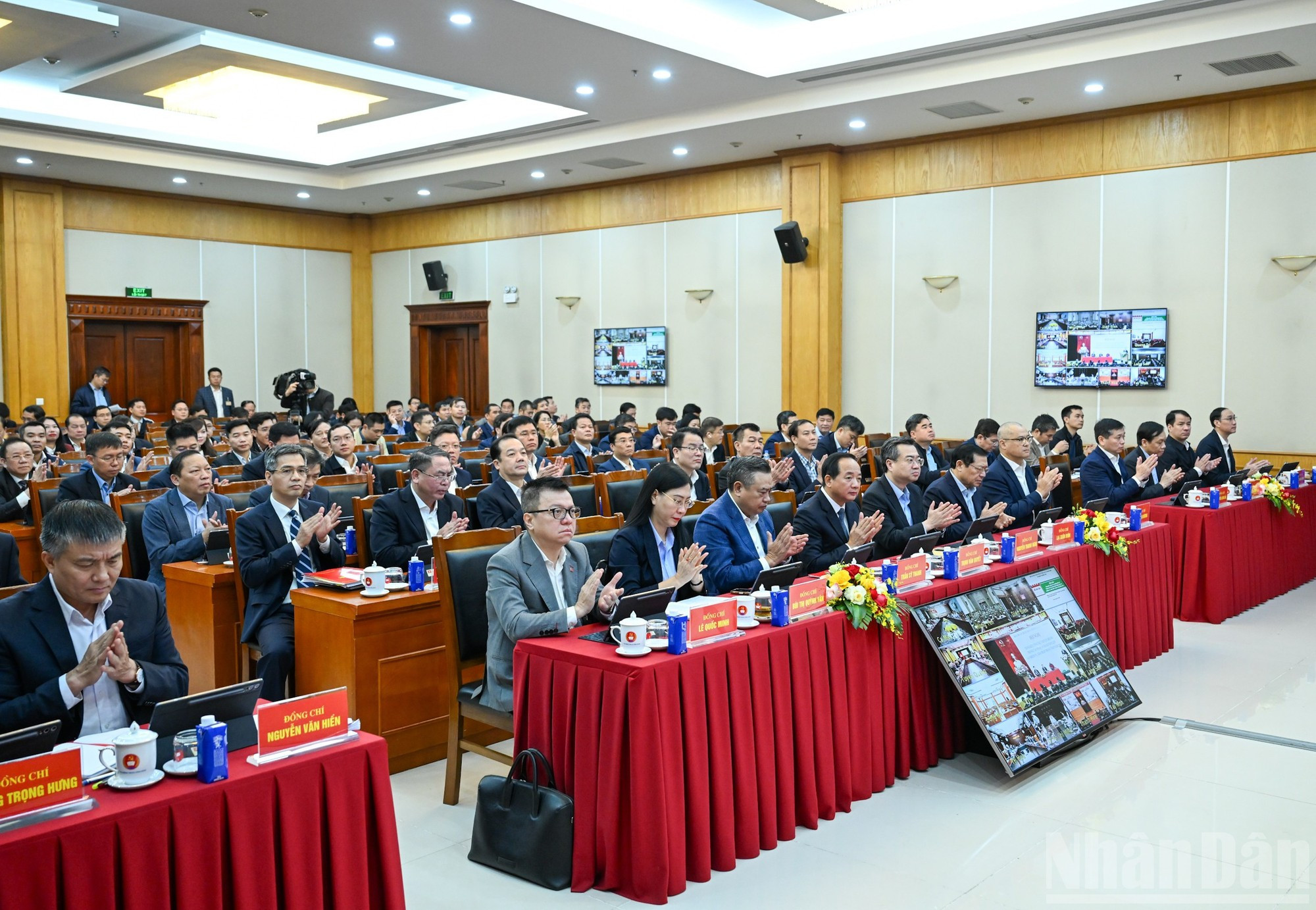 Руководители Партии и Государства, а также делегаты, участвующие в конференции.