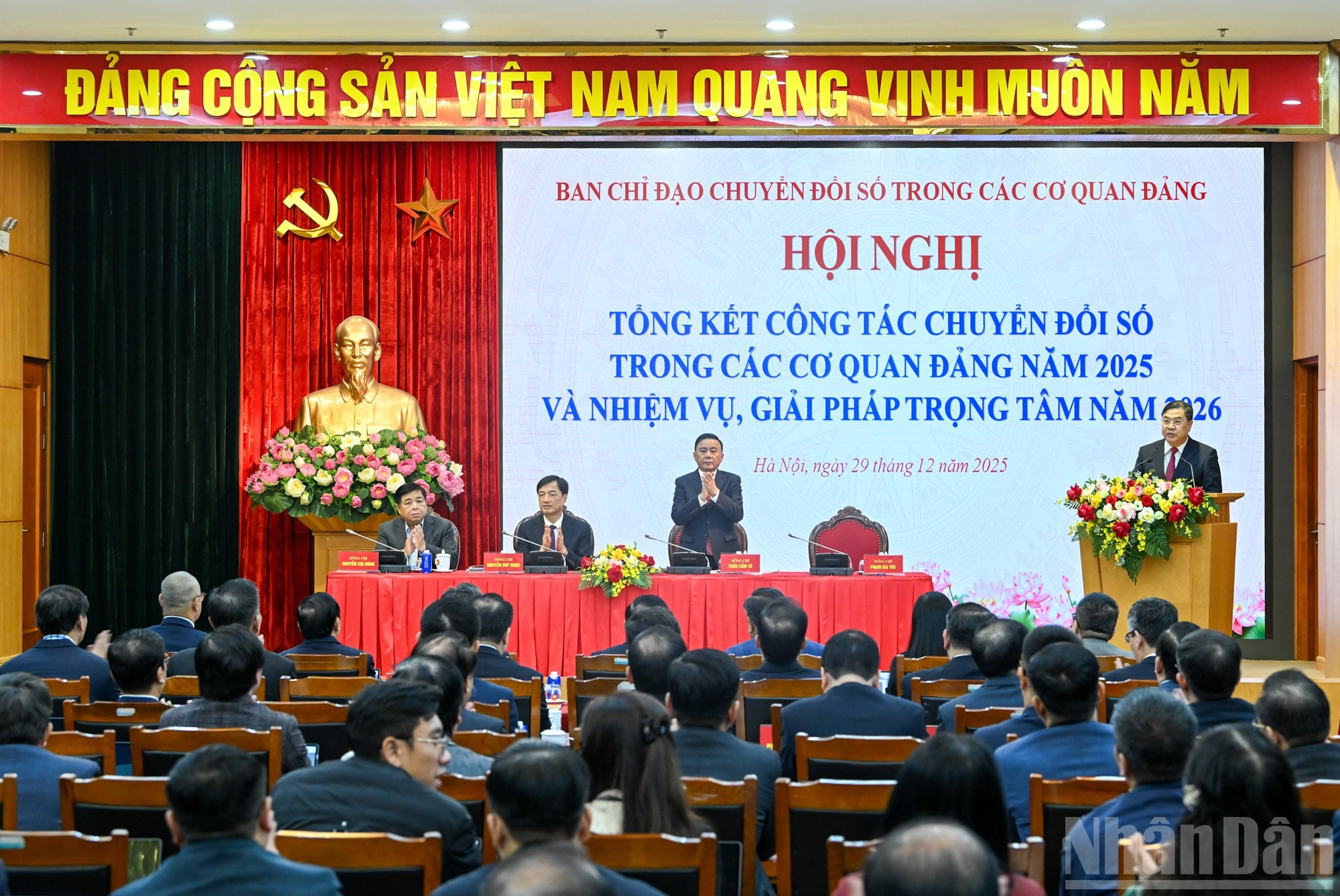 Постоянный член Секретариата ЦК КПВ Чан Кам Ту председательствует на конференции.