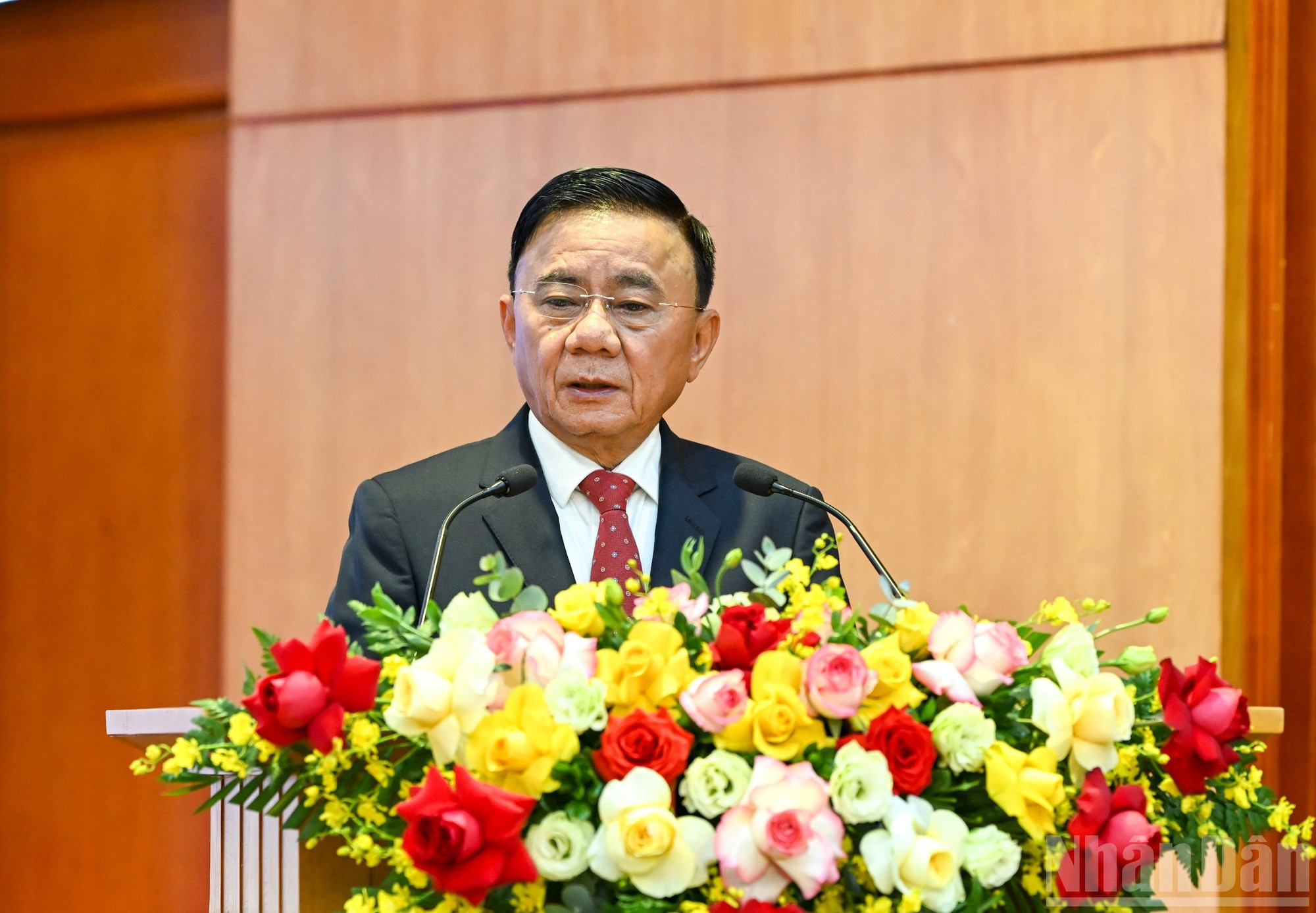 Постоянный член Секретариата ЦК КПВ Чан Кам Ту выступает с заключительным словом на конференции.