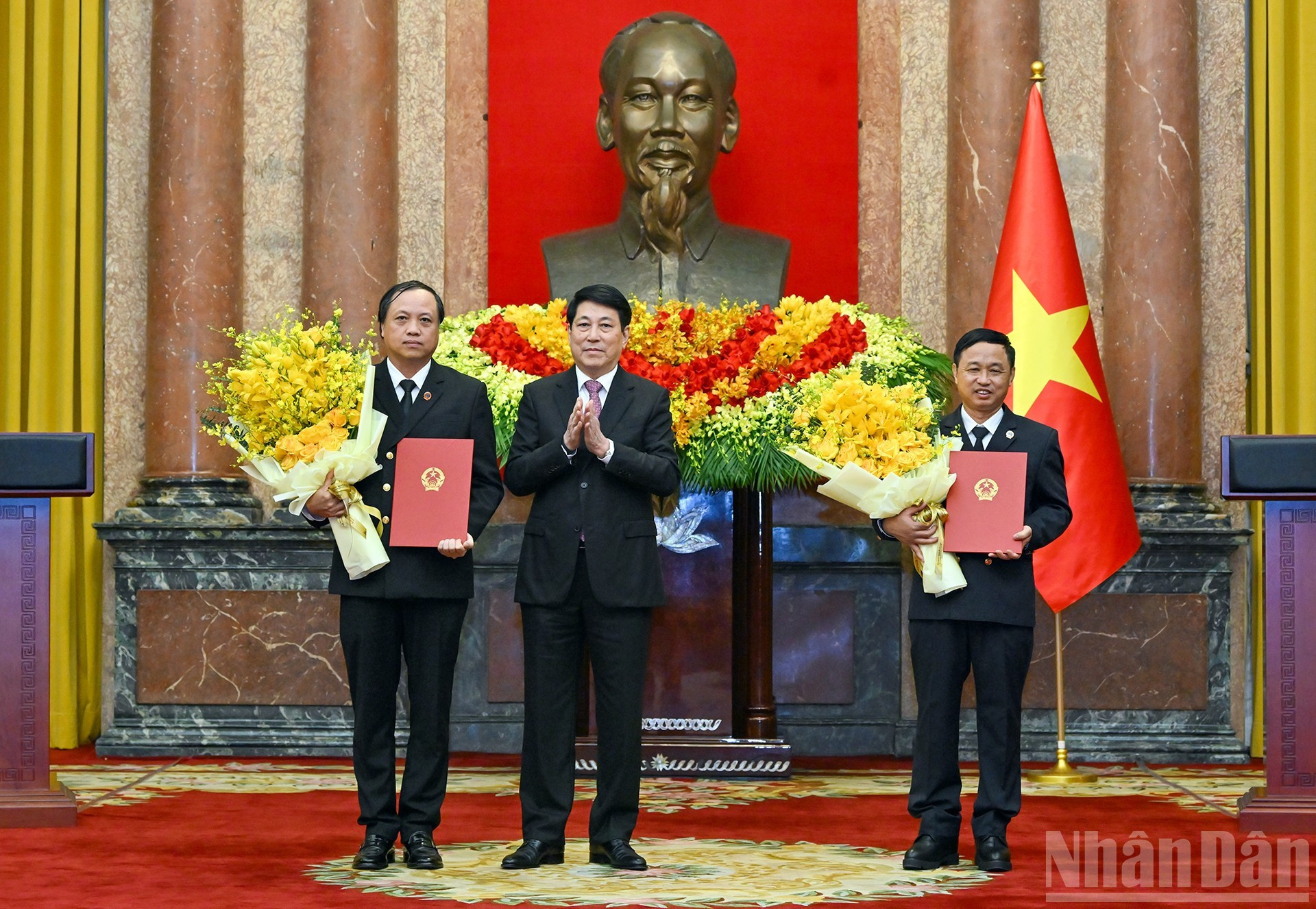 Президент Лыонг Кыонг вручает решения о назначении и преподносит цветы в знак поздравления товарищам Ле Тиену и Нгуен Биен Тхюи.