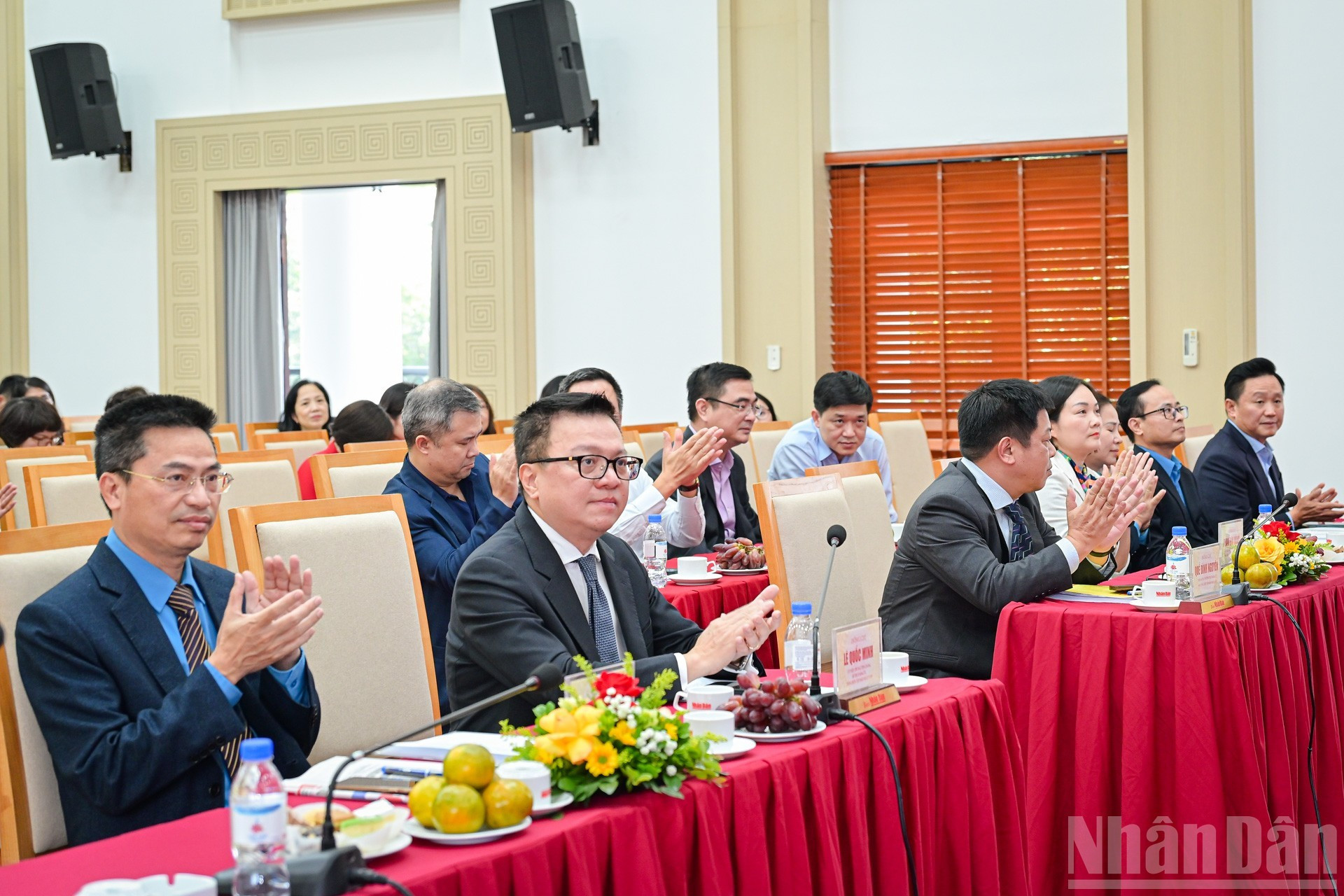 Участники 27-й конференции Профсоюза газеты «Нянзан» в головном офисе газеты «Нянзан».