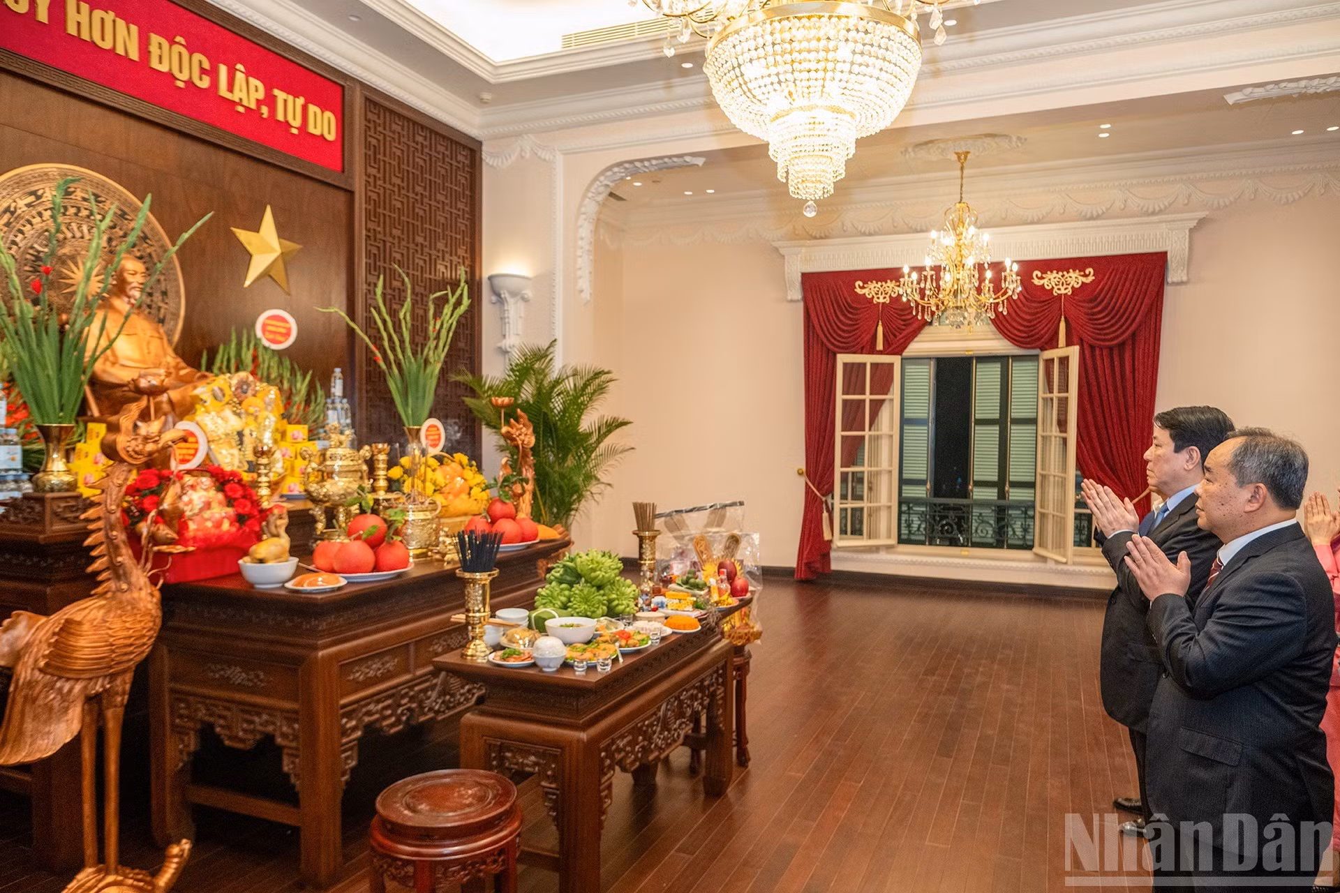 Президент Лыонг Кыонг чтит память Президента Хо Ши Мина в здании Канцелярии Президента в Бакбофу.