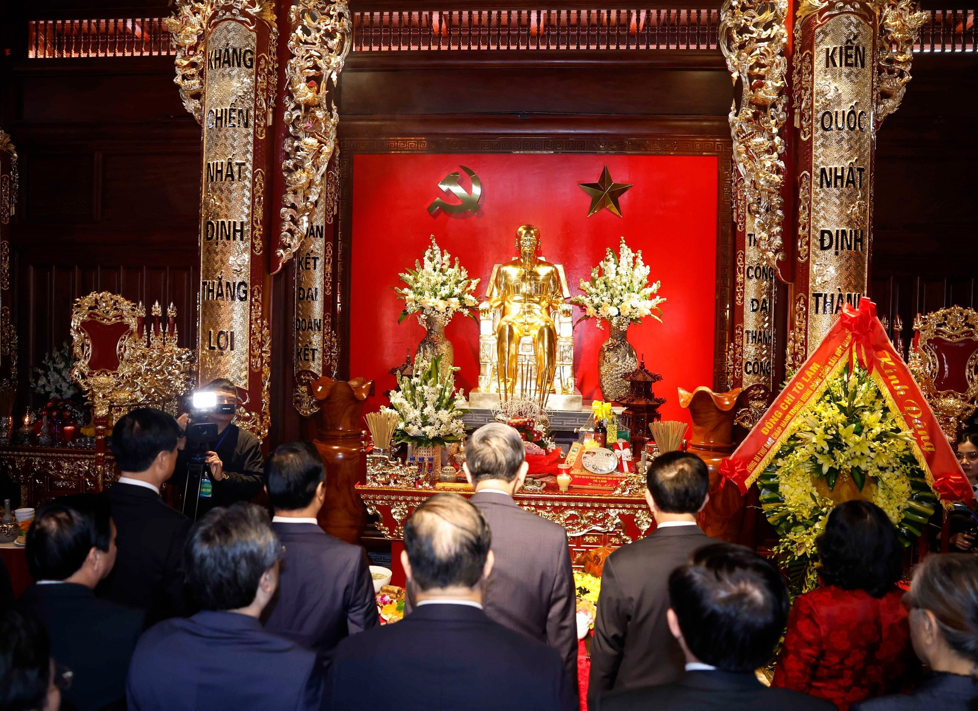 Генеральный секретарь ЦК КПВ То Лам и рабочая делегация почитают память Президента Хо Ши Мина. (Фото: ВИА)