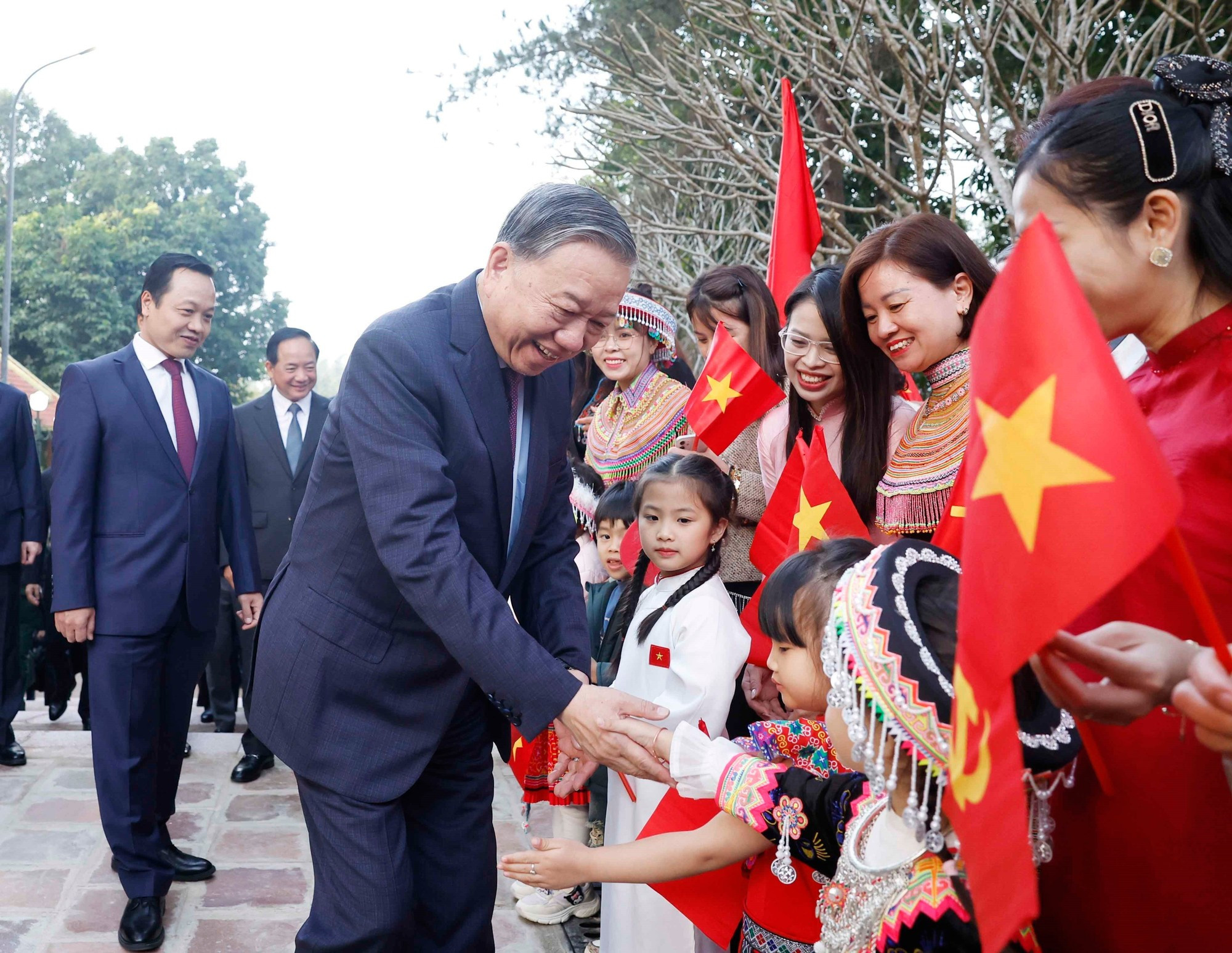 Генеральный секретарь ЦК КПВ То Лам вместе с детьми и жителями провинции Дьенбьен на церемонии. (Фото: ВИА)