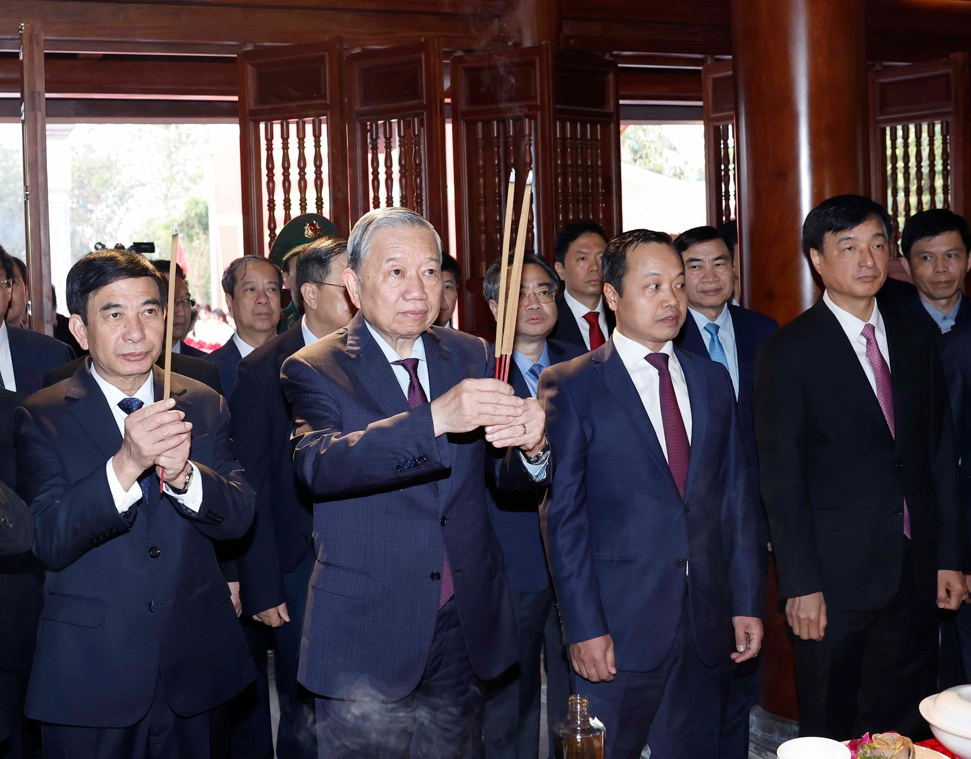 Генеральный секретарь ЦК КПВ То Лам и рабочая делегация на церемонии открытия Дома памяти Президента Хо Ши Мина на историческом объекте – холме E2 в квартале Дьенбьенфу, провинция Дьенбьен. (Фото: ВИА)