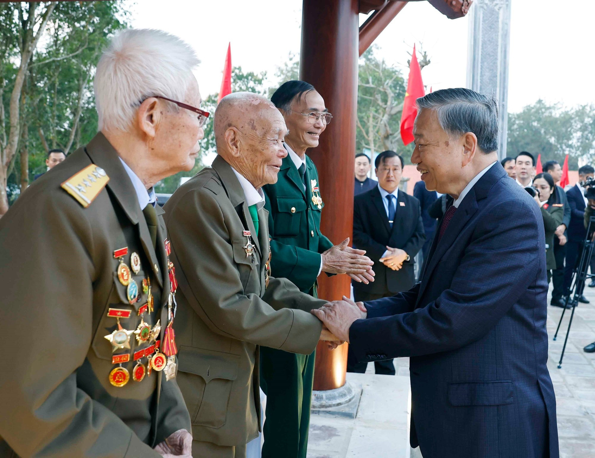 Генеральный секретарь ЦК КПВ То Лам вместе с ветеранами на церемонии. (Фото: ВИА)