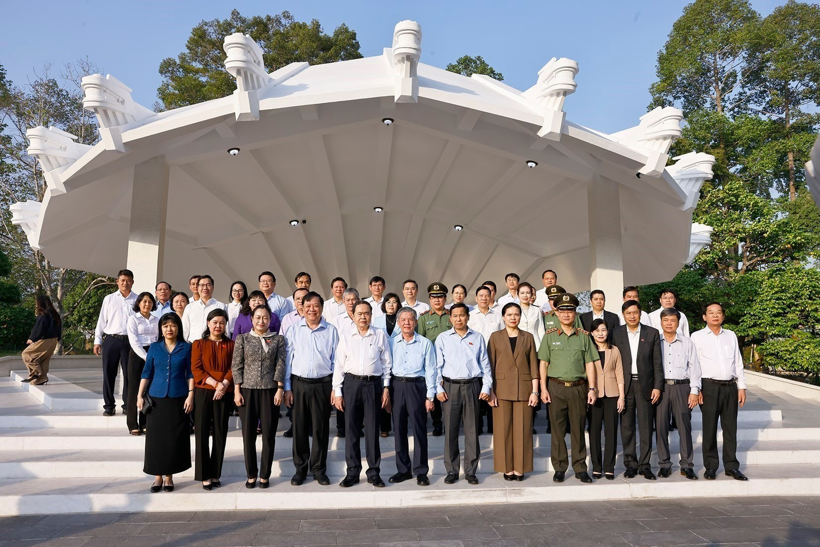 Председатель Национального собрания Чан Тхань Ман вместе с рабочей делегацией возлагает цветы, воскуряет благовония в память о Нгуен Шинь Шаке. (Фото: ВИА)