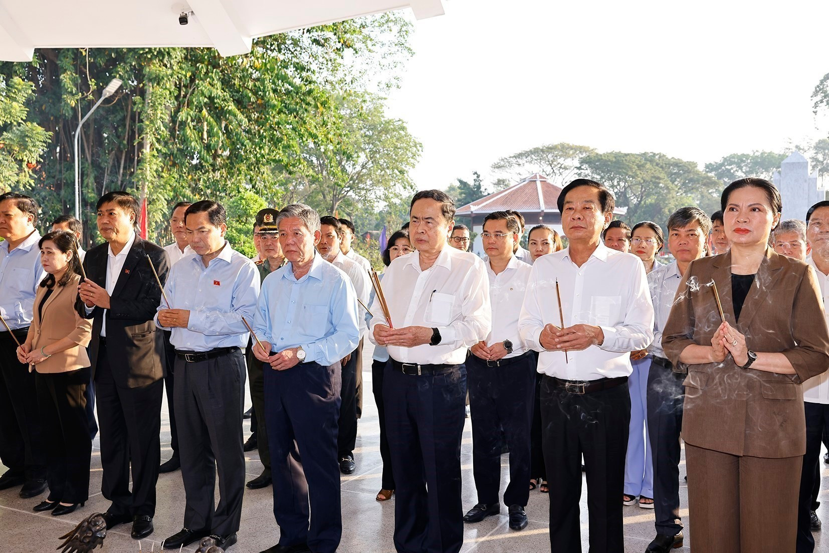 Председатель Национального собрания Чан Тхань Ман вместе с рабочей делегацией возлагает цветы, воскуряет благовония в память о Нгуен Шинь Шаке. (Фото: ВИА)