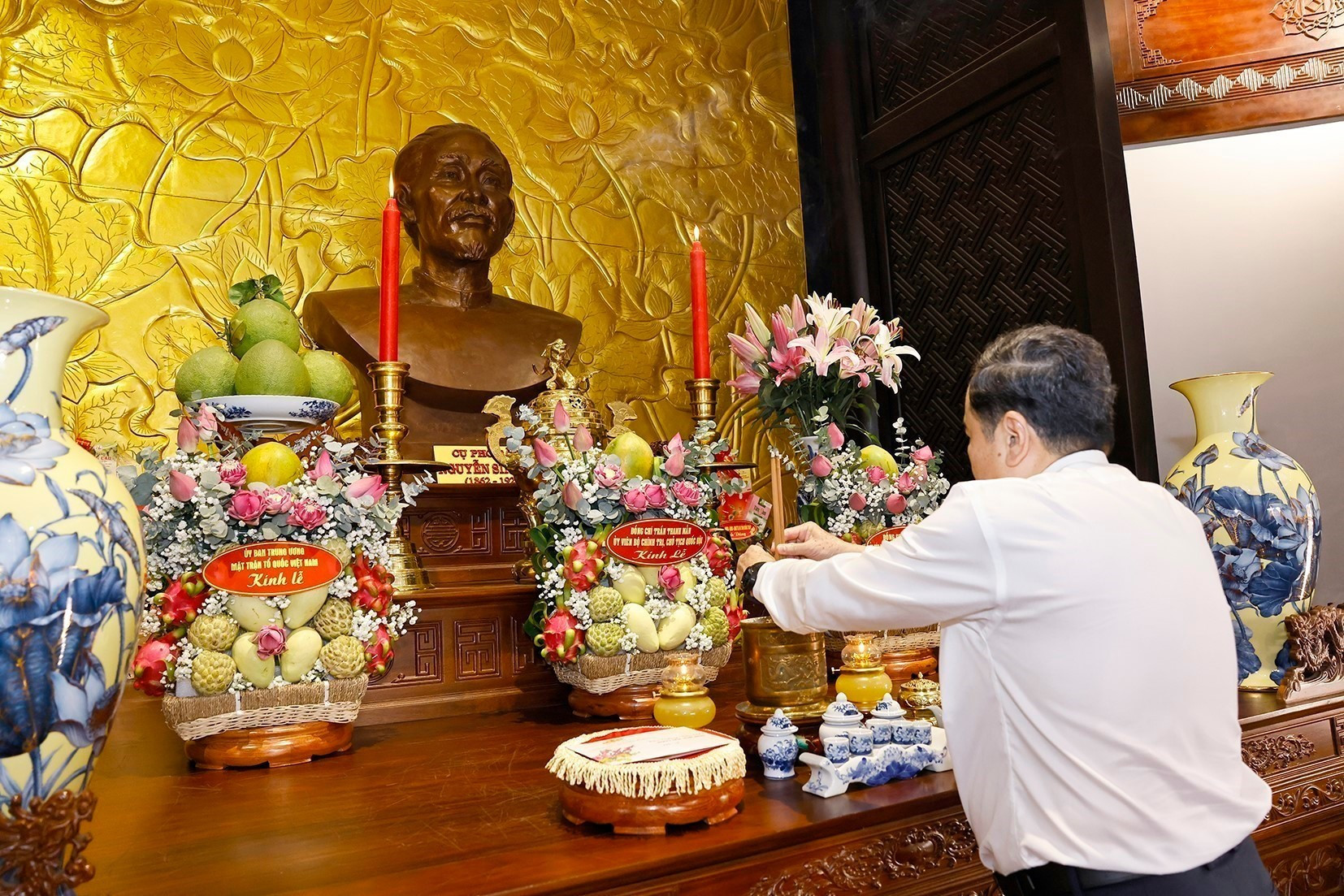 Председатель Национального собрания Чан Тхань Ман вместе с рабочей делегацией возлагает цветы, воскуряет благовония в память о Нгуен Шинь Шаке. (Фото: ВИА)