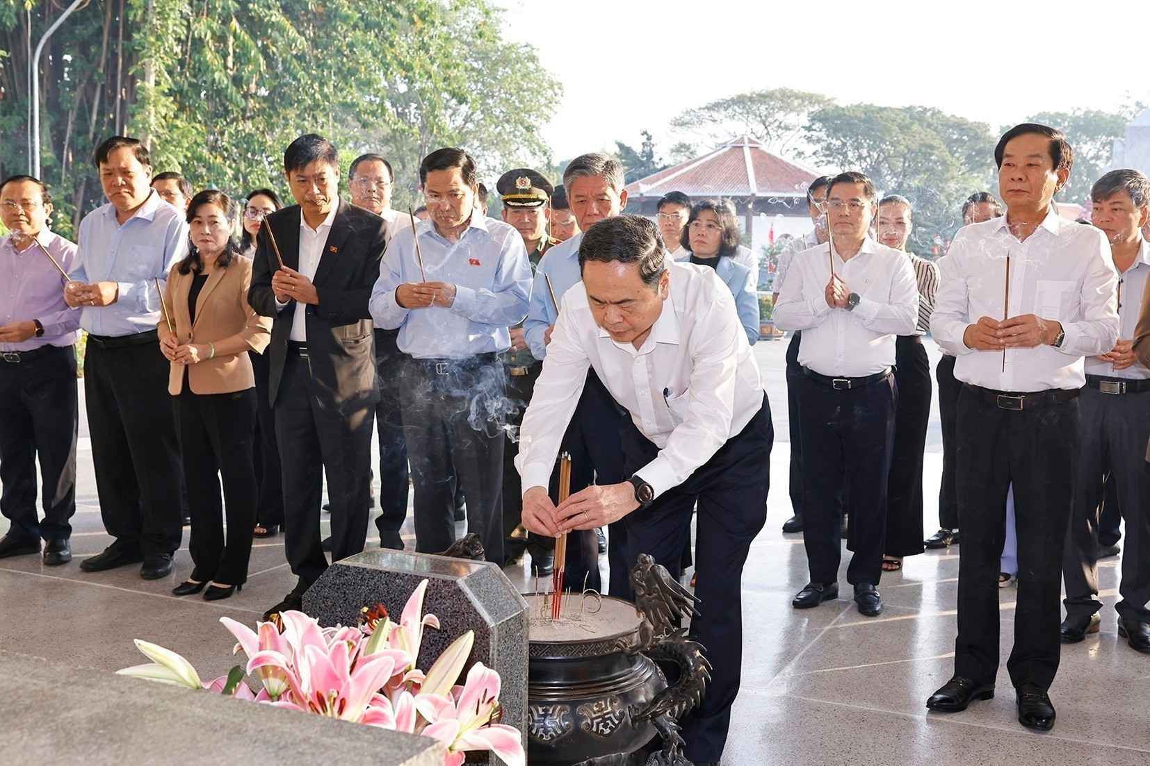 Председатель Национального собрания Чан Тхань Ман вместе с рабочей делегацией возлагает цветы, воскуряет благовония в память о Нгуен Шинь Шаке. (Фото: ВИА)