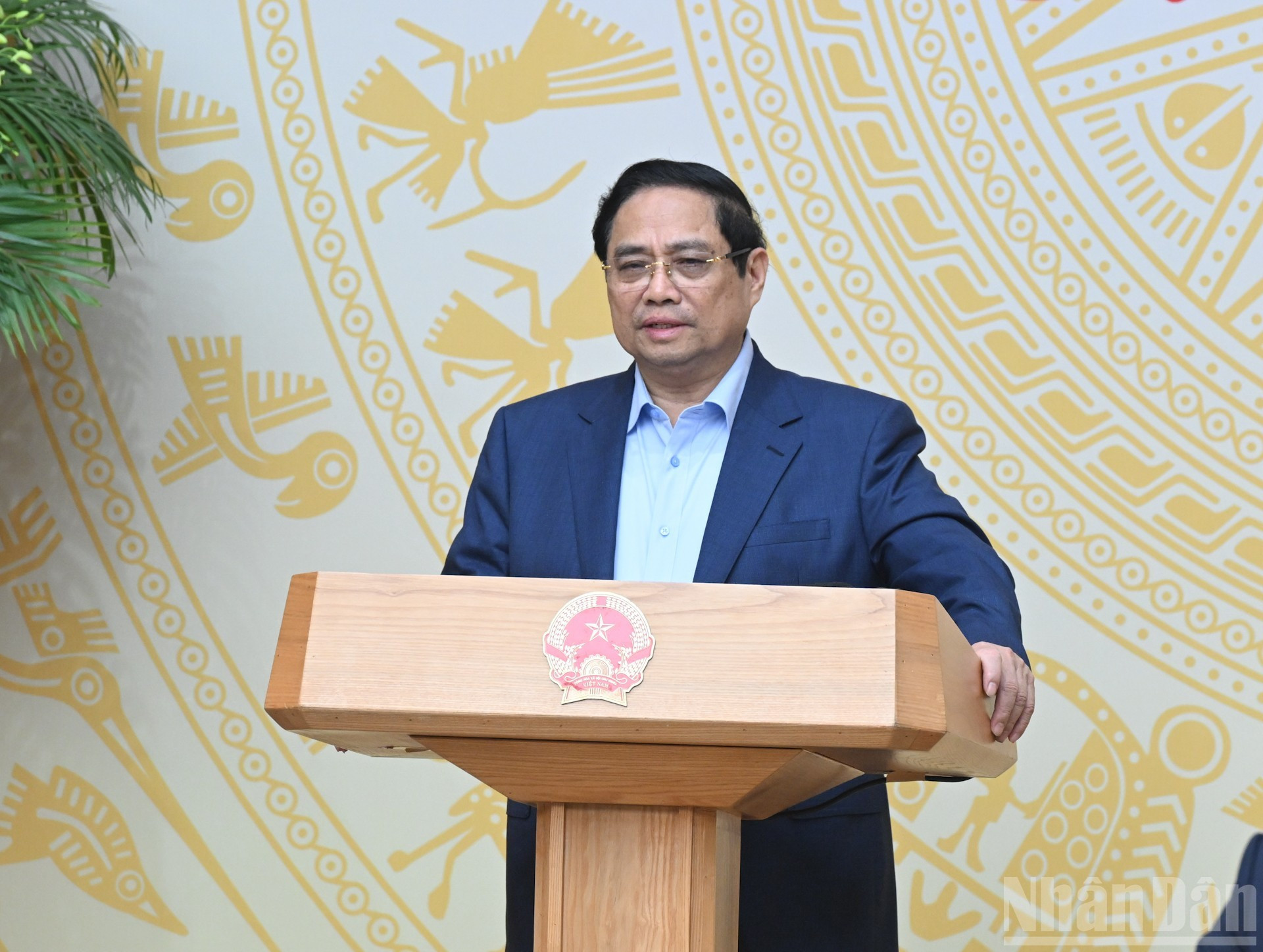 Премьер-министр Фам Минь Тьинь выступает с руководящей речью на заседании.